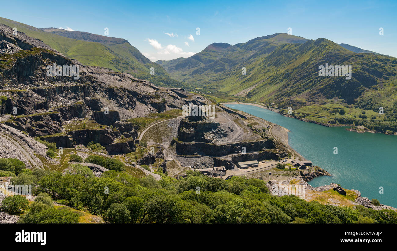 Vista da Dinorwic Quarry, vicino a Llanberis, Gwynedd, Wales, Regno Unito - con Llyn Peris, il Dinorwig Power Station Strutture e Mount Snowdon in backgr Foto Stock