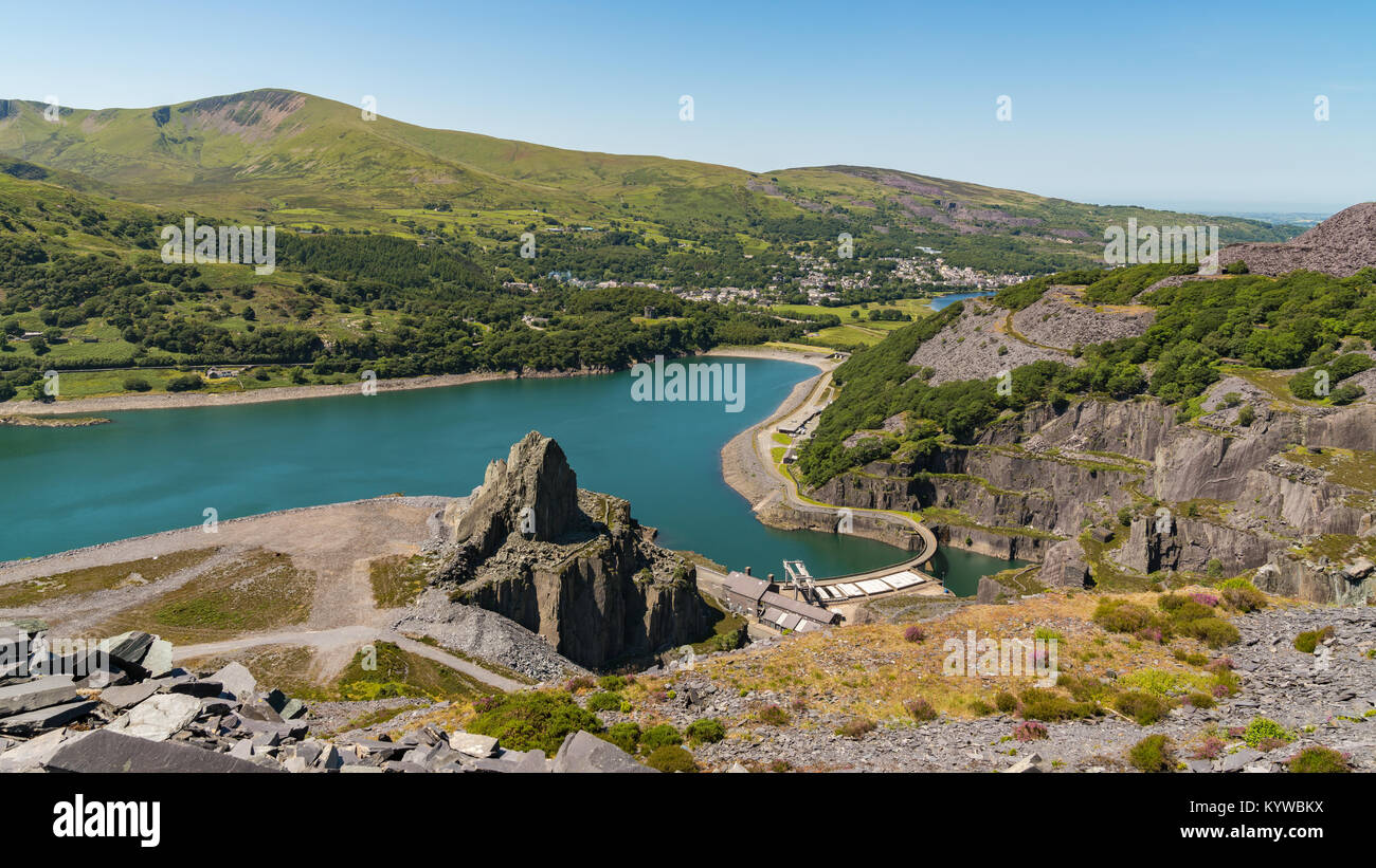 Vista da Dinorwic Quarry, Gwynedd, Wales, Regno Unito - con Llyn Peris, il Dinorwig Power Station Strutture e Llanberis in background Foto Stock