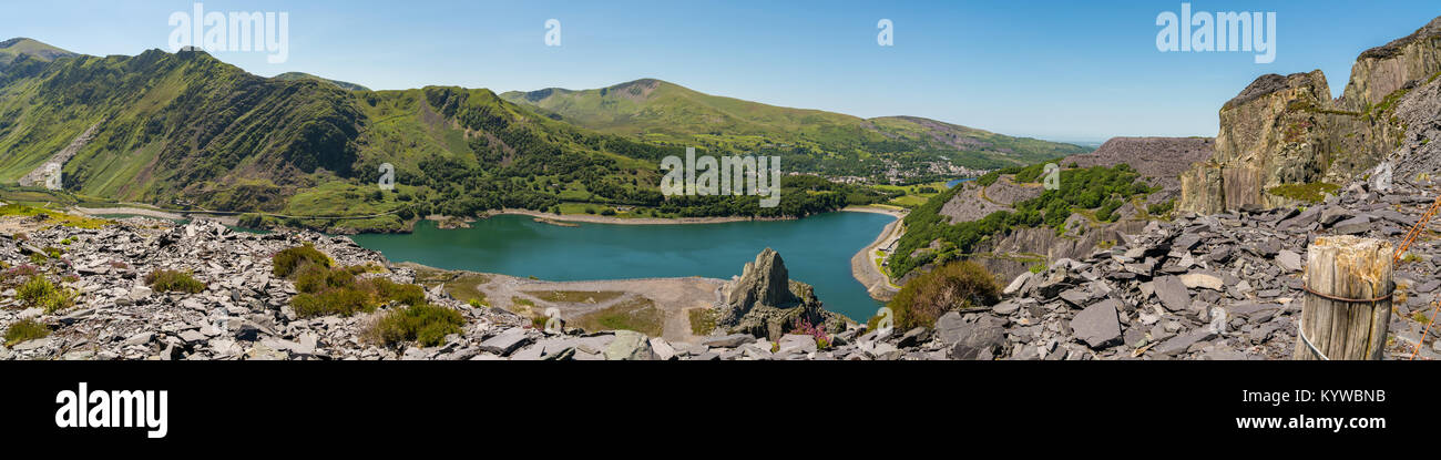 Vista da Dinorwic Quarry, Gwynedd, Wales, Regno Unito - con Llyn Peris, il Dinorwig Power Station Strutture e Llanberis in background Foto Stock
