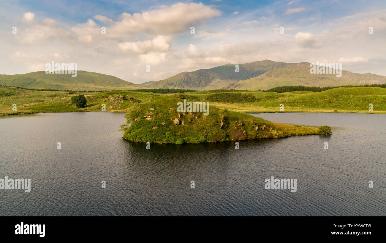 Llyn y Dywarchen vicino Rhyd Ddu in Gwynedd, Wales, Regno Unito - con Mount Snowdon in background Foto Stock