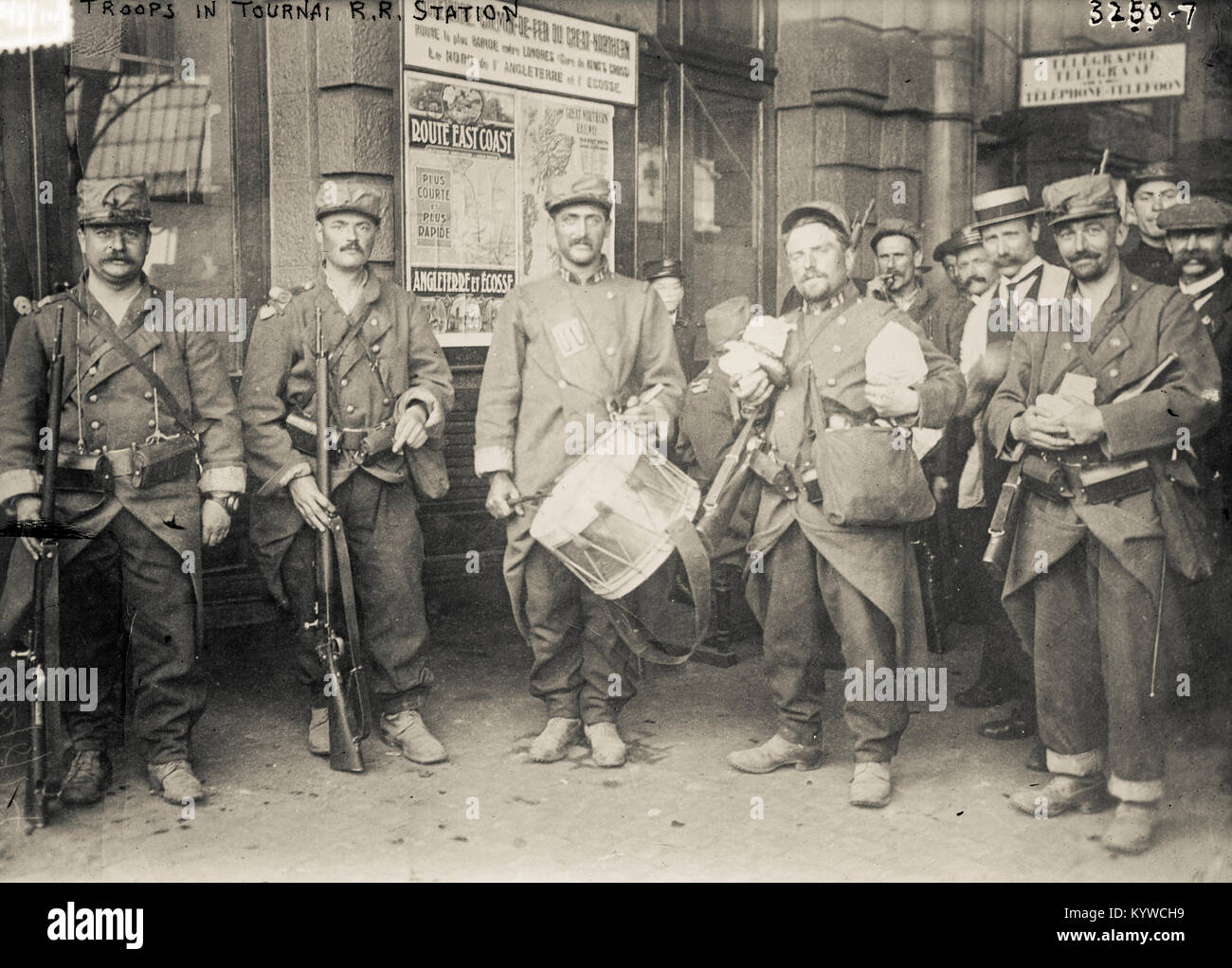 La Prima guerra mondiale. La prima guerra mondiale (WWI o WW1), noto anche come la prima guerra mondiale la Grande Guerra o la guerra per porre fine a tutte le guerre, è stata una guerra globale originario in Europa che è durata dal 28 luglio 1914 al 11 novembre 1918. Più di 70 milioni di personale militare, compresi 60 milioni di europei sono stati mobilitati in uno dei più grandi guerre della storia.oltre nove milioni di combattenti e sette milioni di civili sono morti a causa della guerra (comprese le vittime di un certo numero di g ocides), un tasso di incidenti aggravato dai belligeranti' tecnologica e industriale di raffinatezza. Foto Stock