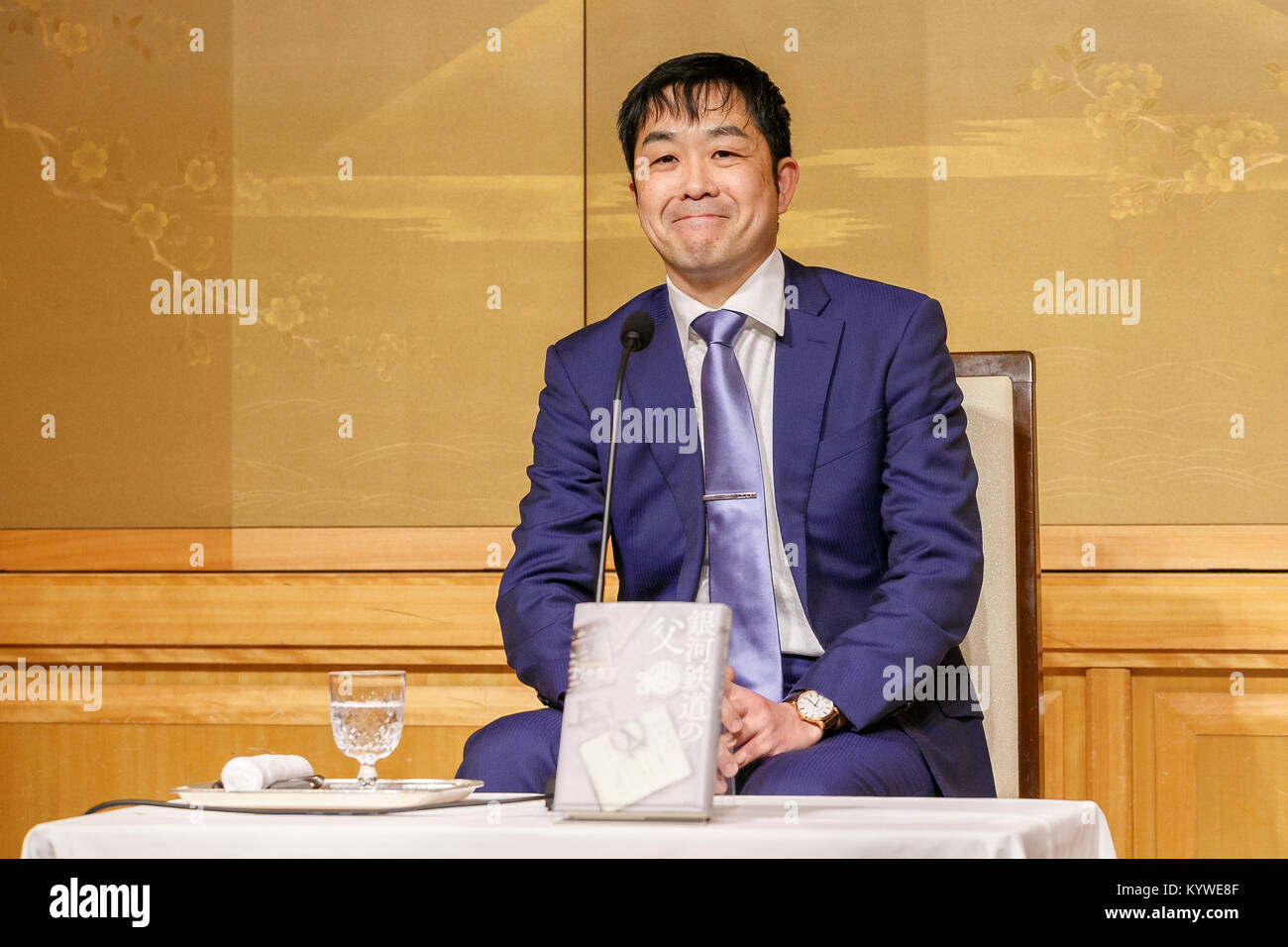 158Naoki il vincitore del Premio Yoshinobu Kadoi partecipa a una conferenza stampa presso l'Imperial Hotel on gennaio 16, 2018 a Tokyo, Giappone. Chisako Wakatake vinto 158Akutagawa premio per il suo libro ''Ora orade hitori egumo (io andrò lontano tutti da me)'', lungo con Yuka Ishi che ha vinto il premio per la ''Hyaku-nen doro (un centinaio di anni di fango)''. Yoshinobu Kadoi ricevuto 158Naoki premio per il suo libro ''Ginga tetsudo no chichi (il padre di Galactic ferroviario)." i due premi letterari erano stati stabiliti nel 1935 e sono assegnati annualmente ai migliori grave storia pubblicata in un giornale o m Foto Stock
