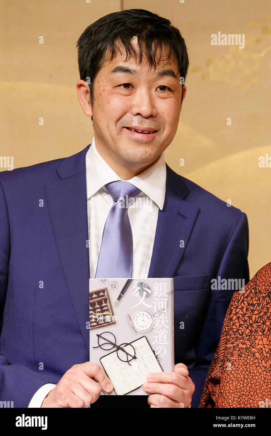 158Naoki il vincitore del Premio Yoshinobu Kadoi pone per le telecamere durante una conferenza stampa presso l'Imperial Hotel on gennaio 16, 2018 a Tokyo, Giappone. Chisako Wakatake vinto 158Akutagawa premio per il suo libro ''Ora orade hitori egumo (io andrò lontano tutti da me)'', lungo con Yuka Ishi che ha vinto il premio per la ''Hyaku-nen doro (un centinaio di anni di fango)''. Yoshinobu Kadoi ricevuto 158Naoki premio per il suo libro ''Ginga tetsudo no chichi (il padre di Galactic ferroviario)." i due premi letterari erano stati stabiliti nel 1935 e sono assegnati annualmente per la migliore storia seria publishe Foto Stock