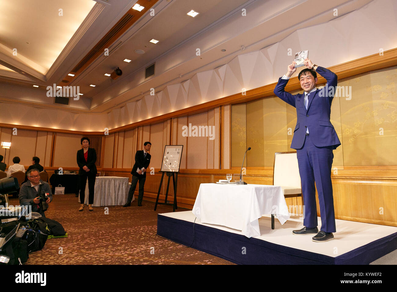 158Naoki il vincitore del Premio Yoshinobu Kadoi pone per le telecamere durante una conferenza stampa presso l'Imperial Hotel on gennaio 16, 2018 a Tokyo, Giappone. Chisako Wakatake vinto 158Akutagawa premio per il suo libro ''Ora orade hitori egumo (io andrò lontano tutti da me)'', lungo con Yuka Ishi che ha vinto il premio per la ''Hyaku-nen doro (un centinaio di anni di fango)''. Yoshinobu Kadoi ricevuto 158Naoki premio per il suo libro ''Ginga tetsudo no chichi (il padre di Galactic ferroviario)." i due premi letterari erano stati stabiliti nel 1935 e sono assegnati annualmente per la migliore storia seria publishe Foto Stock