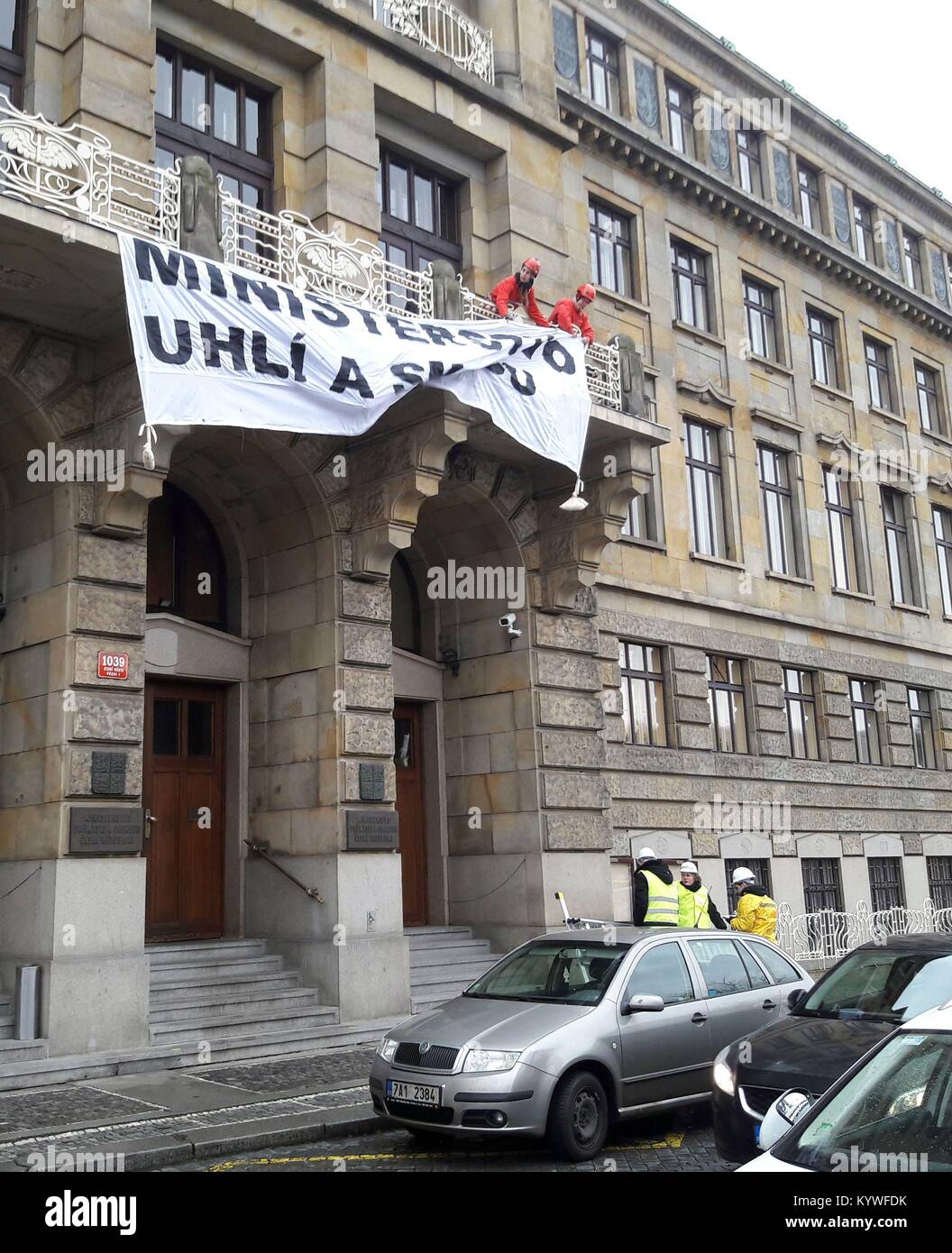 Praga, Repubblica Ceca. 16 gennaio, 2018. Due attivisti di Greenpeace sono saliti su un diversi metri di scala fino al balcone dell'industria ceca e Ministero del commercio in cui essi ostentano un banner dicendo "la Comunità del carbone e dell'industria di smog,' dopo che la polizia è arrivato, ha preso giù il banner e scacciarono gli attivisti, a Praga Repubblica Ceca, Martedì, 16 gennaio 2018. Gli attivisti hanno avvertito del governo ceco potenziale unendo la Polonia nella sua denuncia circa l'inquinamento atmosferico limiti approvati dall'UE lo scorso anno. Credito: Radek Dolezal/CTK foto/Alamy Live News Foto Stock