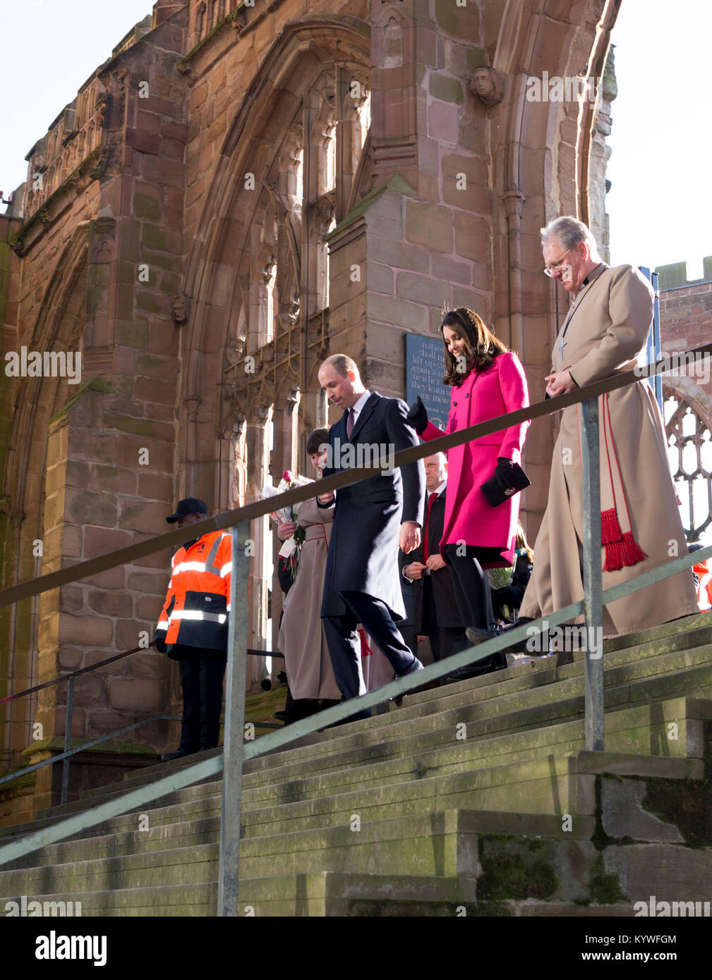 16 gennaio 2018. Coventry, West Midlands, Inghilterra, Regno Unito. Il Duca e la Duchessa di Cambridge scendono i passaggi tra le vecchie e le nuove cattedrali come parte della loro royal visita alla città di Coventry. Foto Stock