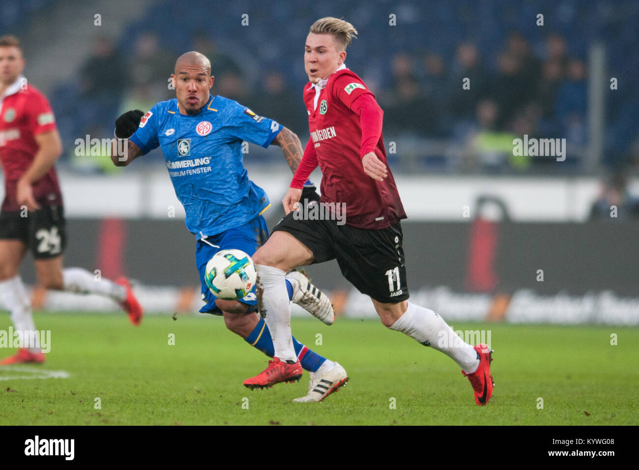 Hannover, Deutschland. Xiii gen, 2018. Nigel DE JONG (li., MZ) versus Felix KLAUS (H), Aktion, duelli, Fussball 1. Bundesliga, 18. Giornata, Hannover 96 (H) - FSV FSV FSV Mainz 05 (MZ), am 13.01.2018 in Hannover/ Germania. |L'utilizzo del credito in tutto il mondo: dpa/Alamy Live News Foto Stock