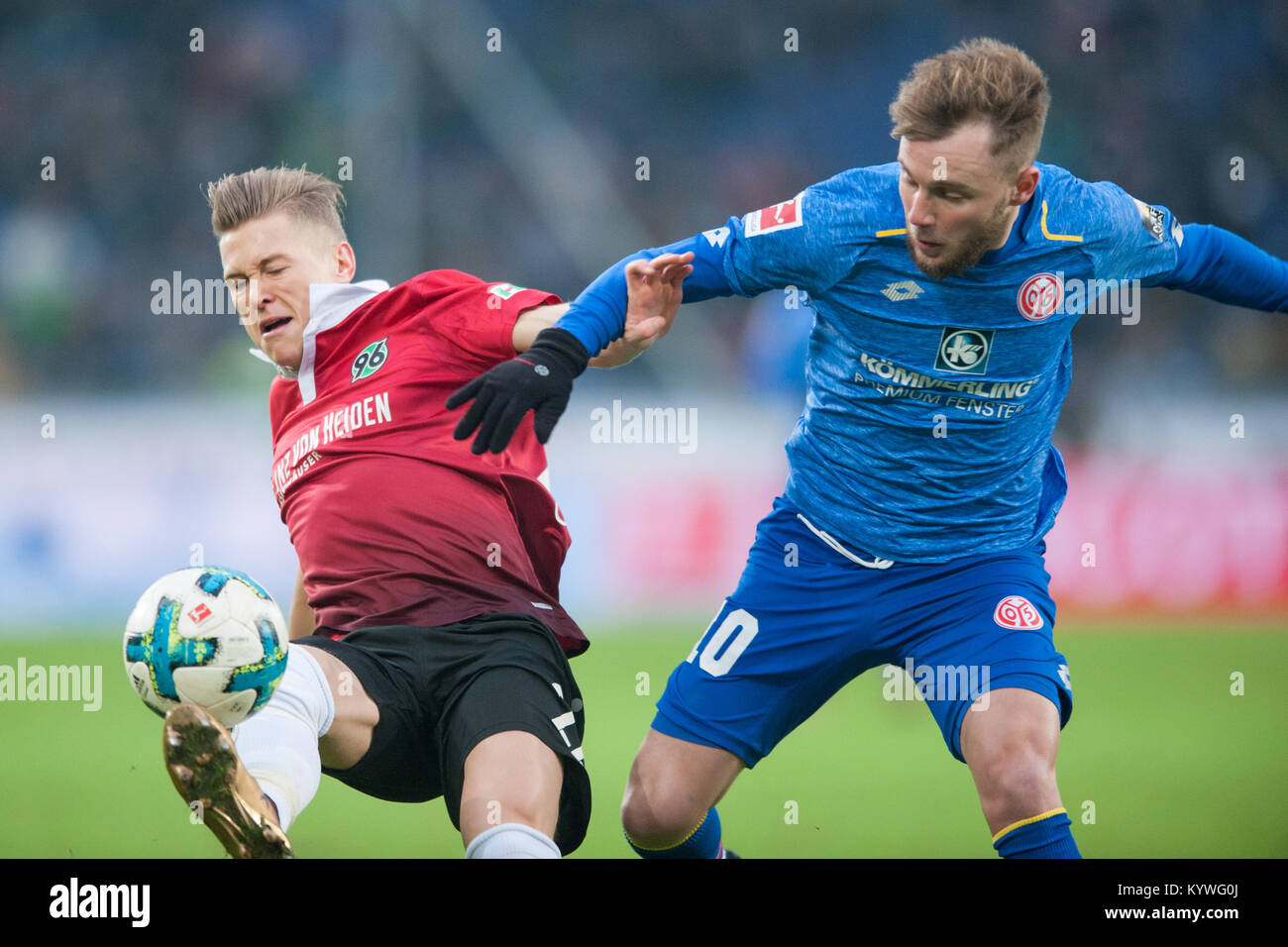 Hannover, Deutschland. Xiii gen, 2018. Matthias OSTRZOLEK (li., H) versus Alexandru MAXIM (MZ), Aktion, duelli, Fussball 1. Bundesliga, 18. Giornata, Hannover 96 (H) - FSV FSV FSV Mainz 05 (MZ) 3:2, am 13.01.2018 in Hannover/ Germania. |L'utilizzo del credito in tutto il mondo: dpa/Alamy Live News Foto Stock