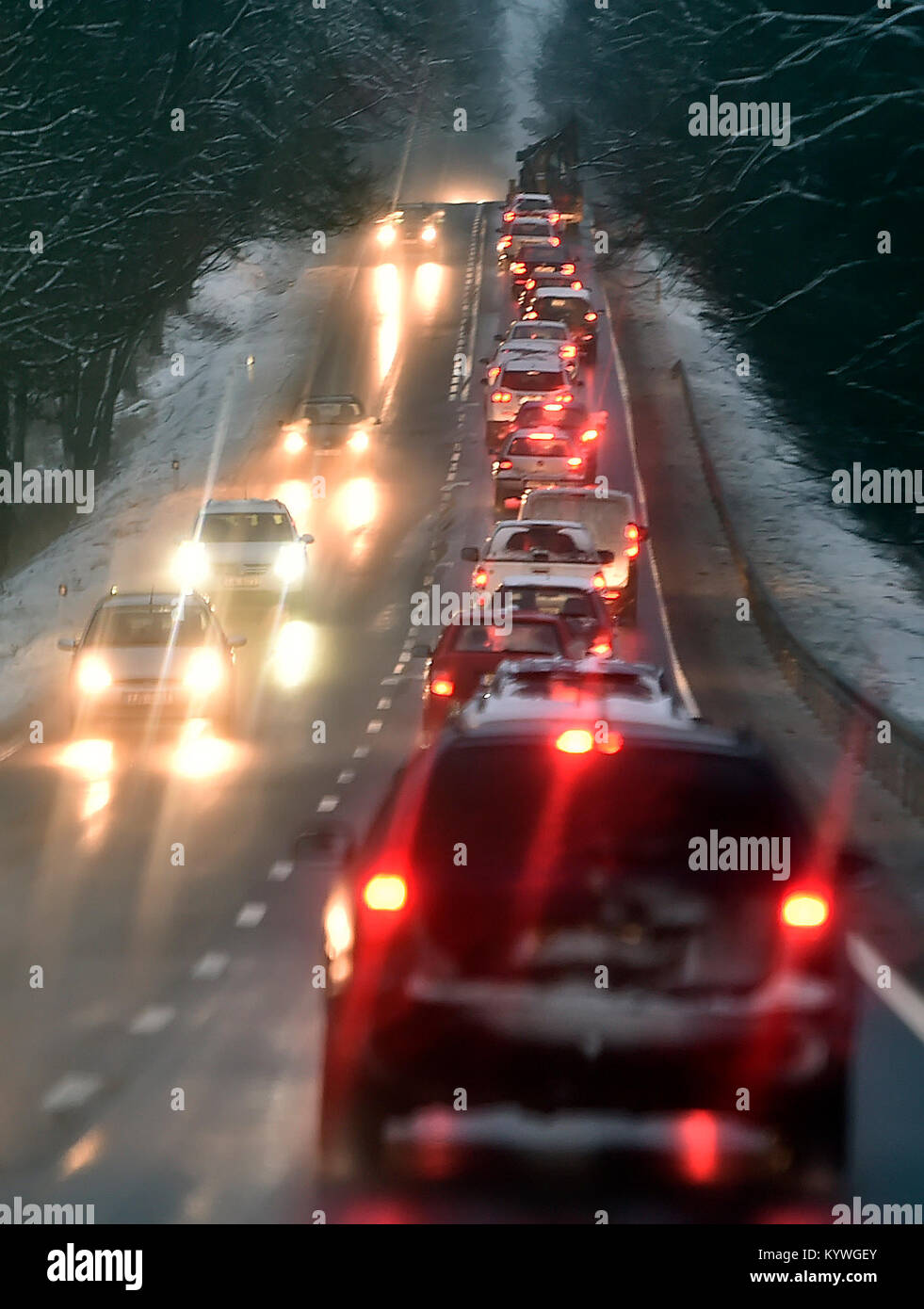 Vetrny Jenikov, Repubblica Ceca. 16 gennaio, 2018. Danneggiato automobili e camion sono visibili sull'autostrada D1 in vicino Vetrny Jenikov, Repubblica Ceca, 100 km (62 miglia) a sud est di Praga su Martedì, 16 gennaio 2018. La principale autostrada ceca è bloccata in entrambe le direzioni a causa di due incidenti di 36 veicoli in totale causato da neve vicino Vetrny Jenikov. Inceppamento del traffico in corrispondenza di deviazione del traffico (nella foto) vicino Jihlava. Credito: Lubos Pavlicek/CTK foto/Alamy Live News Foto Stock