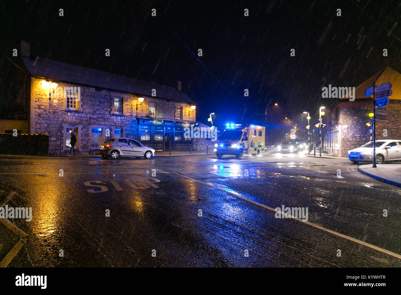 Celbridge, Kildare, Irlanda. 16 gennaio, 2018. L'Irlanda Meteo - ambulanza battendo attraverso il traffico su una brutta Dublin Road in direzione di Celbridge città in una forte nevicata. Foto Stock