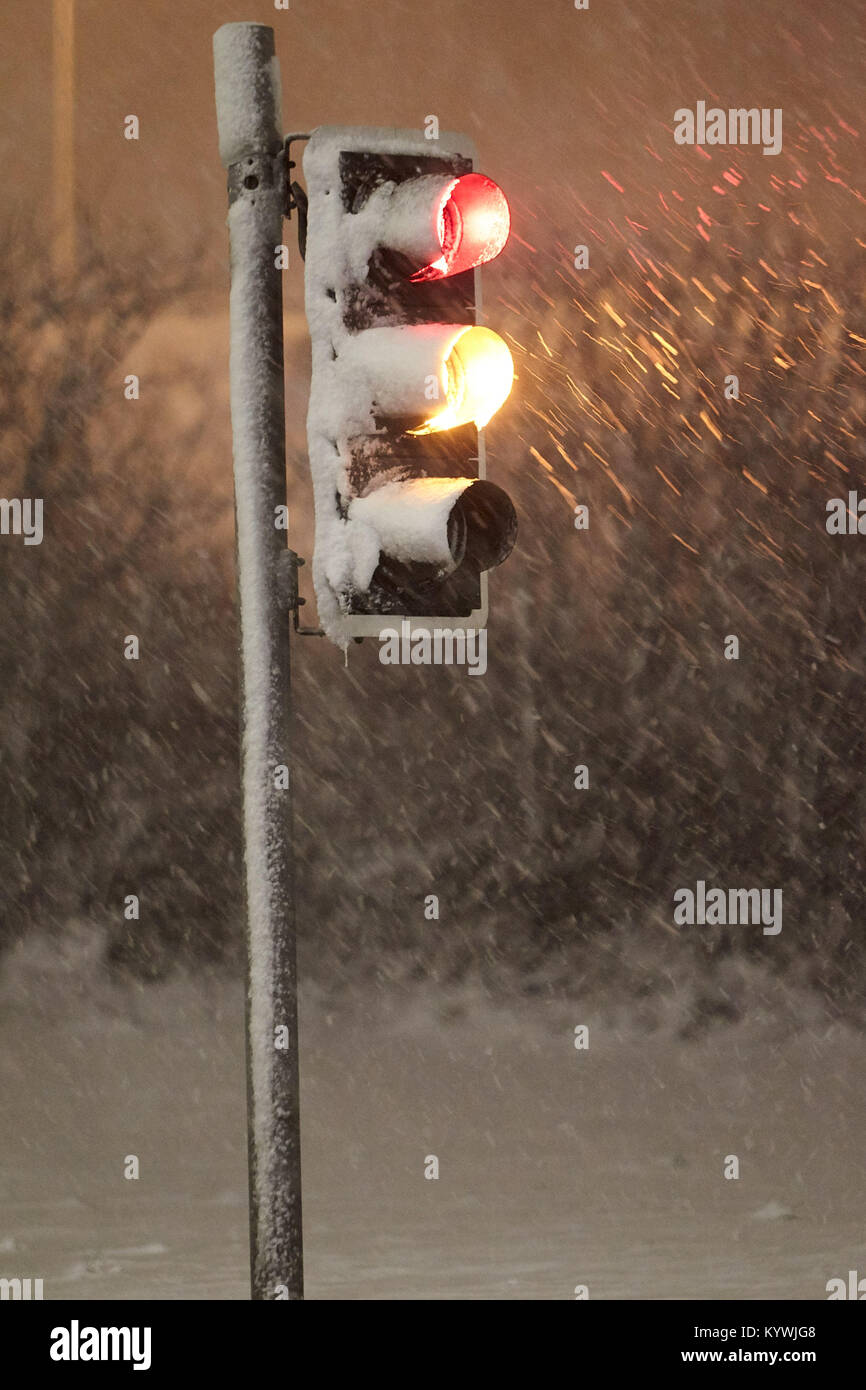 Newtownabbey, settentrionale, Irlanda. 16 gennaio, 2018. Semaforo a nevicare fino in ambra avviso meteo come la nevicata inizia a coprire Newtownabbey al di fuori di Belfast, Irlanda del Nord, 16 gennaio 2018 Credit: Radharc Immagini/Alamy Live News Foto Stock