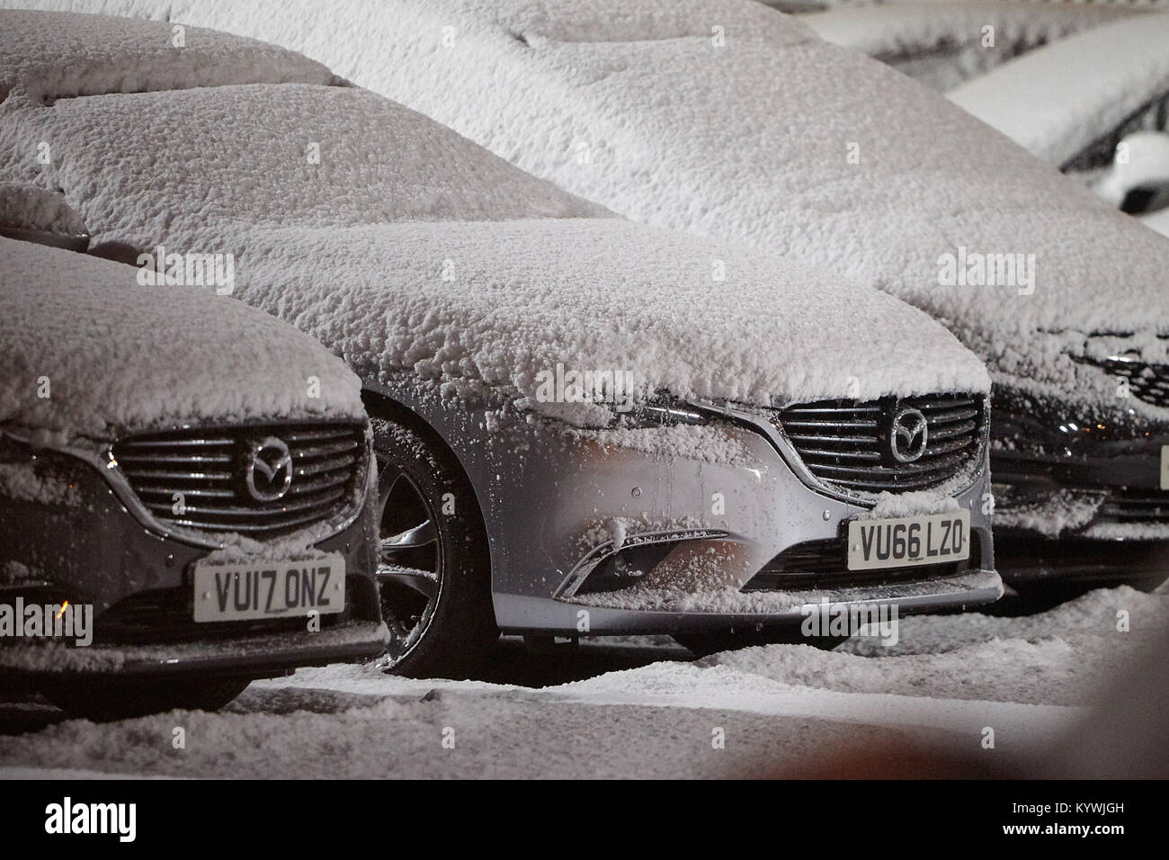 Newtownabbey, settentrionale, Irlanda. Xvi gen, 2018. Le auto in un garage e il piazzale antistante nevicato durante l'ambra avviso meteo come la nevicata inizia a coprire Newtownabbey al di fuori di Belfast, Irlanda del Nord, 16 gennaio 2018 Credit: Radharc Immagini/Alamy Live News Foto Stock