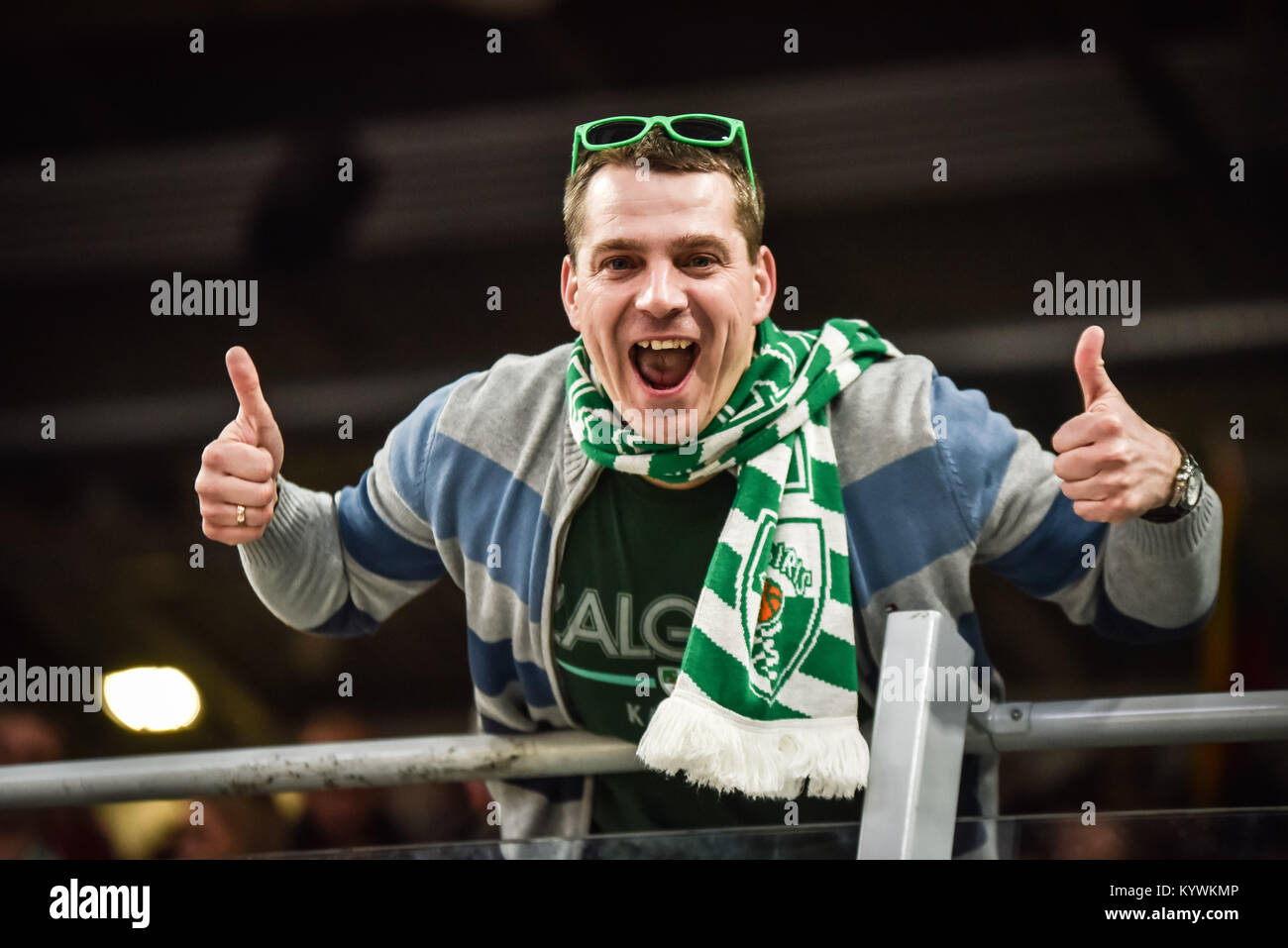 Bamberg, Germania. 16 gennaio, 2018. Germania, Bamberg, Brose Arena, 16.01.2018, Basket - Eurolega - Round 18 - Brose Bamberg vs. Zalgiris Kaunas - Immagine: ( Da sinistra/destra) sostenitori di Zalgiris Kaunas Credito: Ryan Evans/Alamy Live News Foto Stock