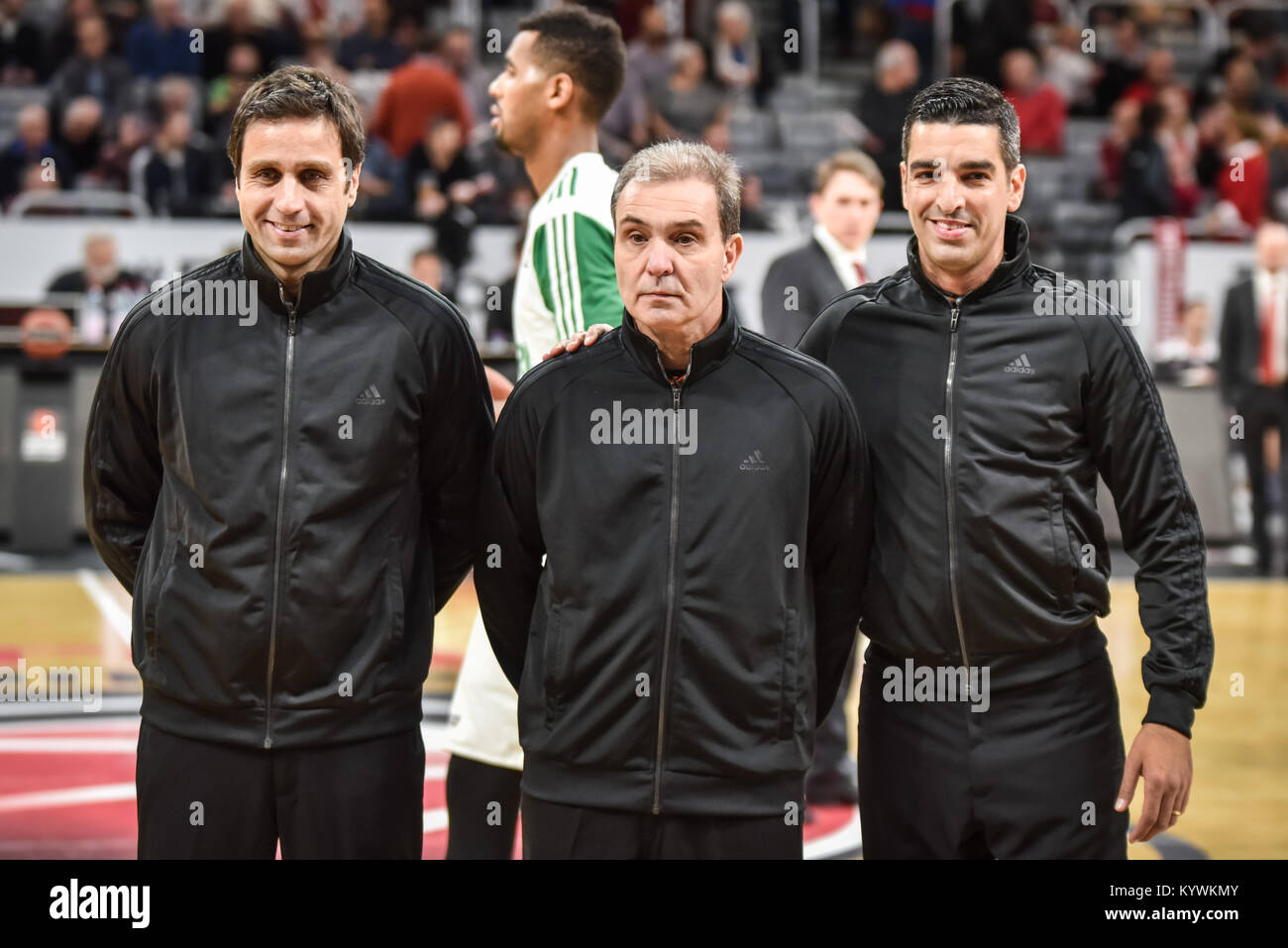 Bamberg, Germania. 16 gennaio, 2018. Germania, Bamberg, Brose Arena, 16.01.2018, Basket - Eurolega - Round 18 - Brose Bamberg vs. Zalgiris Kaunas - Immagine: ( Da sinistra/destra) arbitri: CHRISTODOULOU, CHRISTOS [GRE], PERUGA, CARLOS [ESP], Balak, AMIT [ISR] Credito: Ryan Evans/Alamy Live News Foto Stock