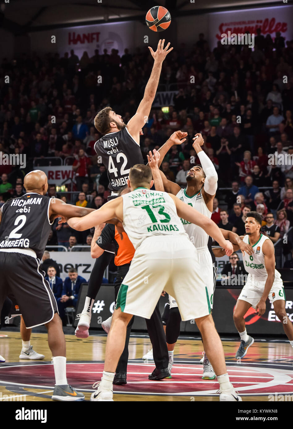 Bamberg, Germania. 16 gennaio, 2018. Germania, Bamberg, Brose Arena, 16.01.2018, Basket - Eurolega - Round 18 - Brose Bamberg vs. Zalgiris Kaunas - Immagine: ( Da sinistra/destra) Tip off tra Dejan Musli (Brose Bamberg, #42) e Brandon Davies (Zalgiris Kaunas, #0). Credito: Ryan Evans/Alamy Live News Foto Stock