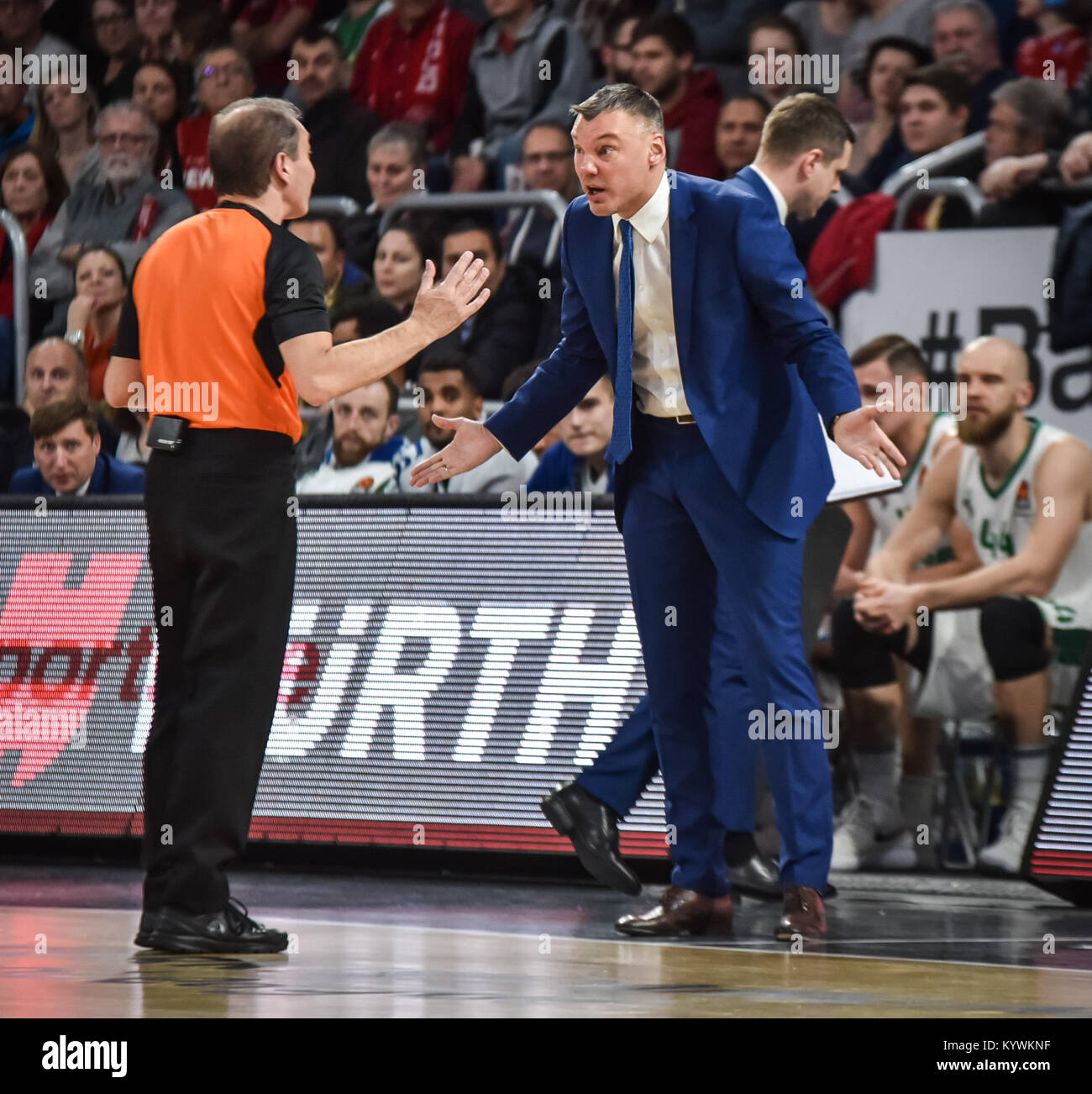 Bamberg, Germania. 16 gennaio, 2018. Germania, Bamberg, Brose Arena, 16.01.2018, Basket - Eurolega - Round 18 - Brose Bamberg vs. Zalgiris Kaunas - Immagine: ( Da sinistra/destra) Sarunas Jasikevicius (Zalgiris Kaunas, Head Coach) parla di una chiamata con il funzionario. Credito: Ryan Evans/Alamy Live News Foto Stock