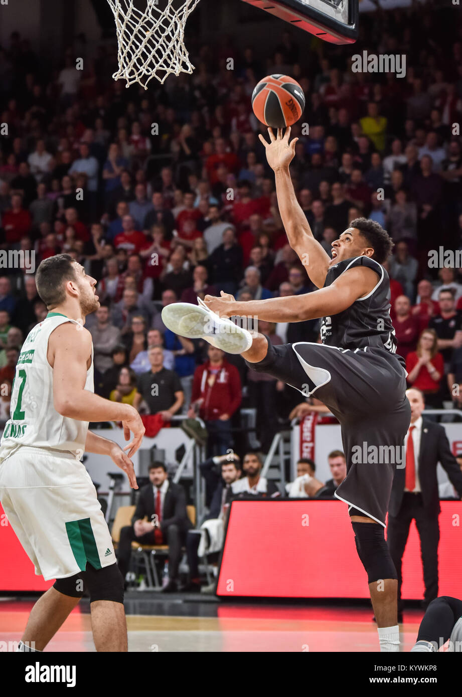 Bamberg, Germania. 16 gennaio, 2018. Germania, Bamberg, Brose Arena, 16.01.2018, Basket - Eurolega - Round 18 - Brose Bamberg vs. Zalgiris Kaunas - Immagine: ( Da sinistra/destra) Vasilije Micic (Zalgiris Kaunas, #22), Agostino Rubit (Brose Bamberg, #21). Credito: Ryan Evans/Alamy Live News Foto Stock