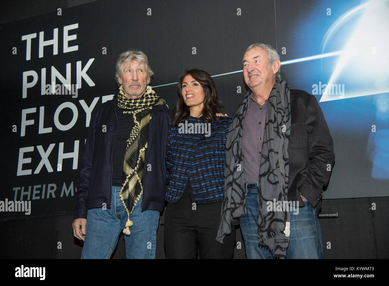 Roma, Italia. 16 gennaio, 2018. Roger Waters e Nick Mason dei Pink Floyd con il sindaco di Roma Virginia Raggi rappresentano per i fotografi durante una conferenza stampa del "Pink Floyd mostra: le loro spoglie mortali" presso il museo MACRO nel centro di Roma il 16 gennaio 2018. Credito: Daimages Photo Agency/Alamy Live News Foto Stock