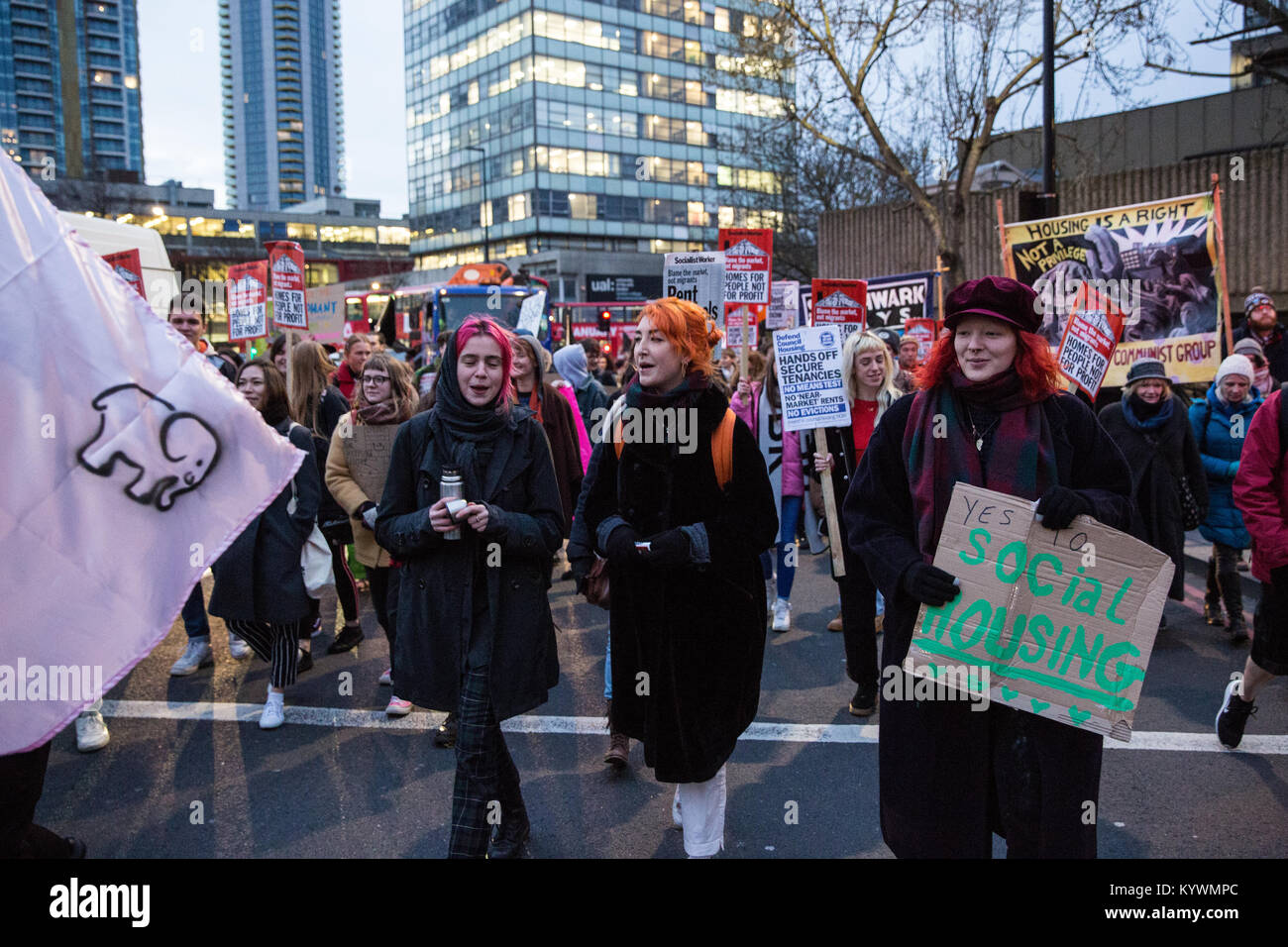 Londra, Regno Unito. 16 gennaio, 2018. Gli studenti, i membri della locale latino americano e della Comunità alloggi sociali attivisti marzo da UAL a Southwark Council Comitato di Pianificazione uffici in segno di protesta contro la riconversione di developer Delancey dell'Elephant & Castle shopping centre e College di Londra del campus di comunicazione. Credito: Mark Kerrison/Alamy Live News Foto Stock