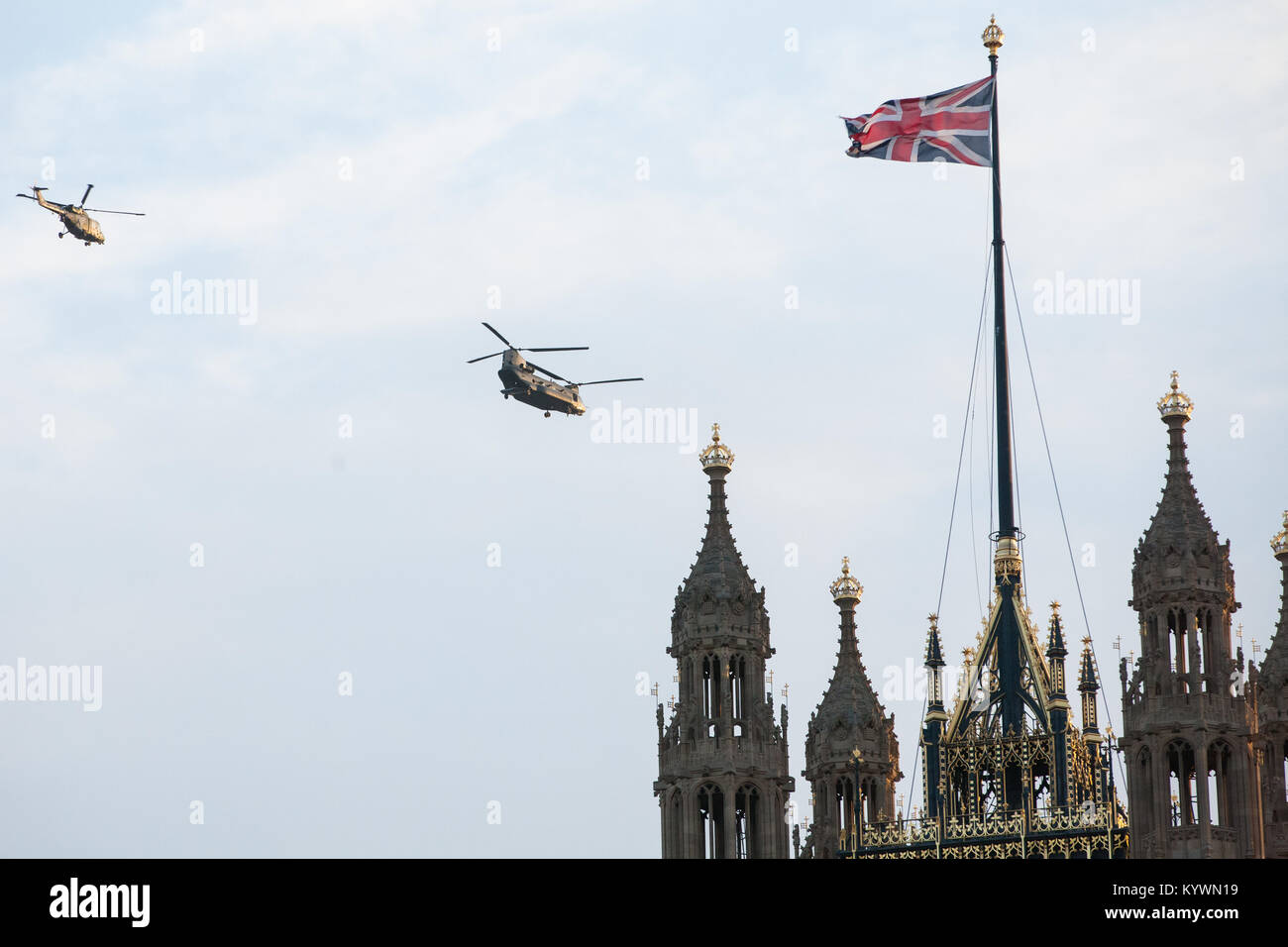 Londra, Regno Unito. 16 gennaio, 2018. Un elicottero Chinook accompagnatrici uno dei quattro elicotteri Lynx da un gruppo di cinque passato il Palazzo di Westminster durante un tour commemorativo per contrassegnare il loro smantellamento dall esercito britannico servizio. Credito: Mark Kerrison/Alamy Live News Foto Stock