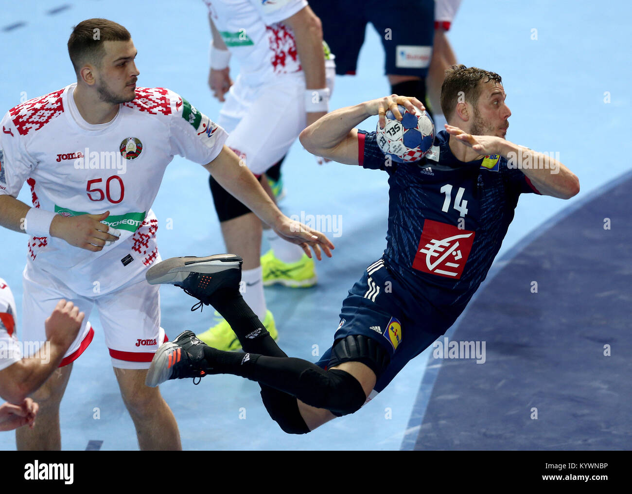 Porec, in Croazia. 16 gennaio, 2018. Mahe Kentin (R) della Francia compete durante il gruppo B match tra la Francia e la Repubblica di Bielorussia a 2018 uomini EHF europeo campionato di pallamano in Porec, in Croazia, il 16 gennaio 2018. La Francia ha vinto 32-25. Credito: Igor Kralj/Xinhua/Alamy Live News Foto Stock