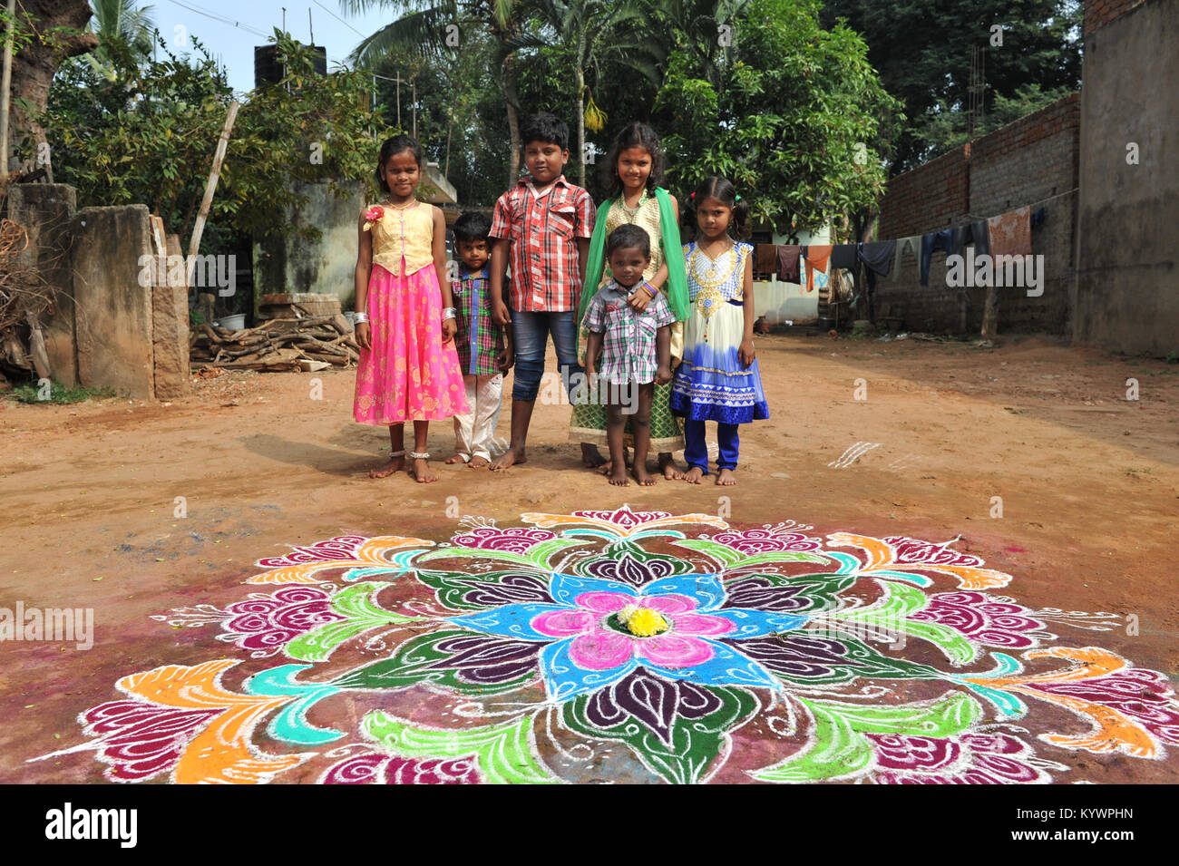 Il Tamil Nadu, India. 16 gennaio, 2018. Pongal, la festa della mietitura dedicata al sole, celebrato nel villaggio di Kuilapalayam in Tamil Nadu. Disegno kolams davanti alle case portare prosperità nelle Case Credit: Marco Saroldi/Alamy Live News Foto Stock