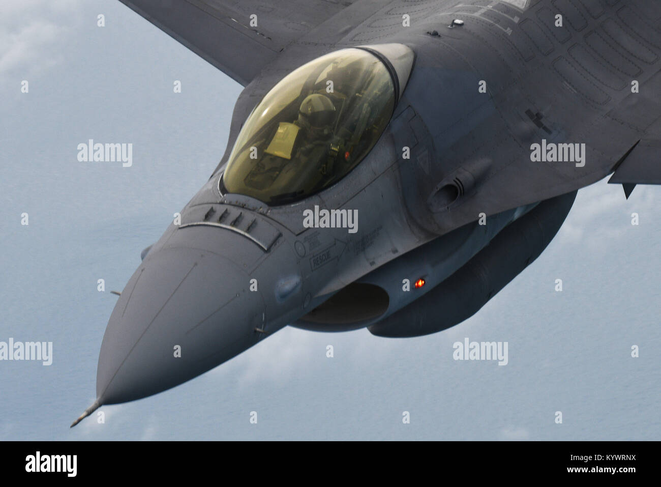 Singapore. Xvii gen, 2018. Un F-16 fighter aircraft ripete per Singapore Airshow vicino a Singapore il 7 gennaio 17, 2018. Il Singapore Airshow si terrà dal 6 febbraio al 11 febbraio a Singapore. Credito: Quindi Chih Wey/Xinhua/Alamy Live News Foto Stock