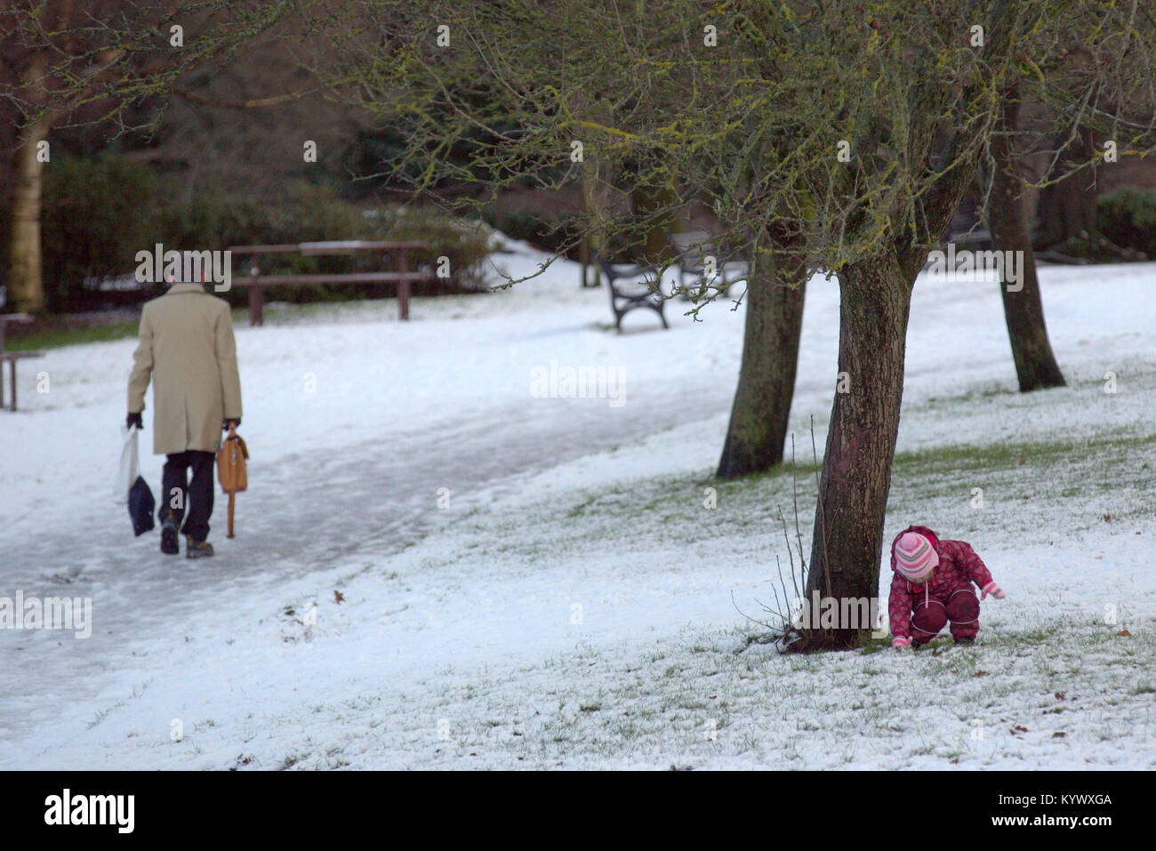 Glasgow, Scotland, Regno Unito, 17 gennaio. Tempesta di neve Fionn in Glasgow dà modo al sole e di un chiaro come persone a tornare a lavorare in Kelvingrove Park, Glasgow, Regno Unito. Gerard Ferry/Alamy news Foto Stock