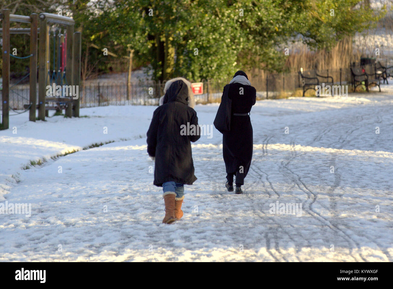 Glasgow, Scotland, Regno Unito, 17 gennaio. Tempesta di neve Fionn in Glasgow dà modo al sole e di un chiaro come persone a tornare a lavorare in Kelvingrove Park, Glasgow, Regno Unito. Gerard Ferry/Alamy news Foto Stock