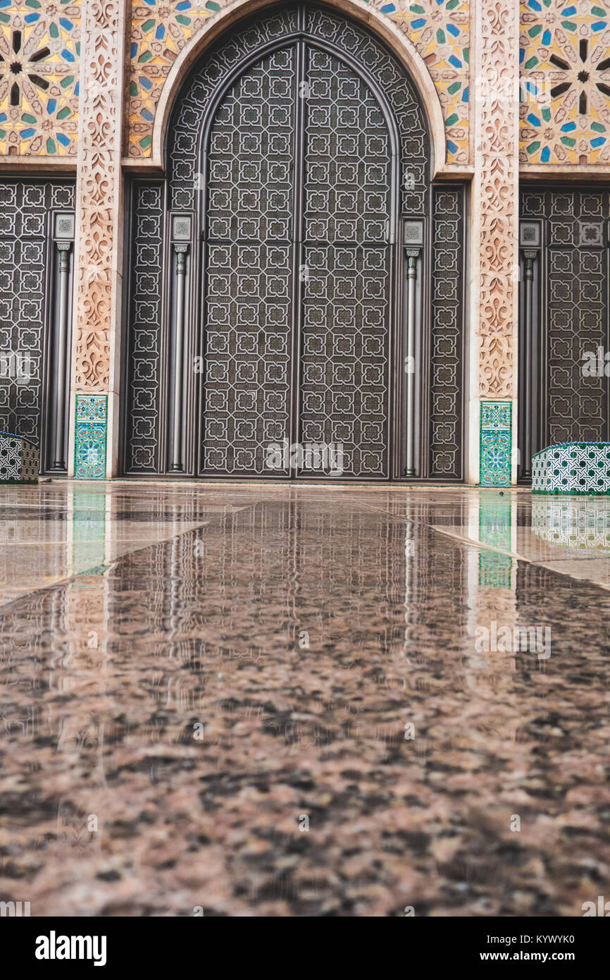 Ornati di ottone esterna porta della moschea di Hassan II a Casablanca, Marocco Foto Stock