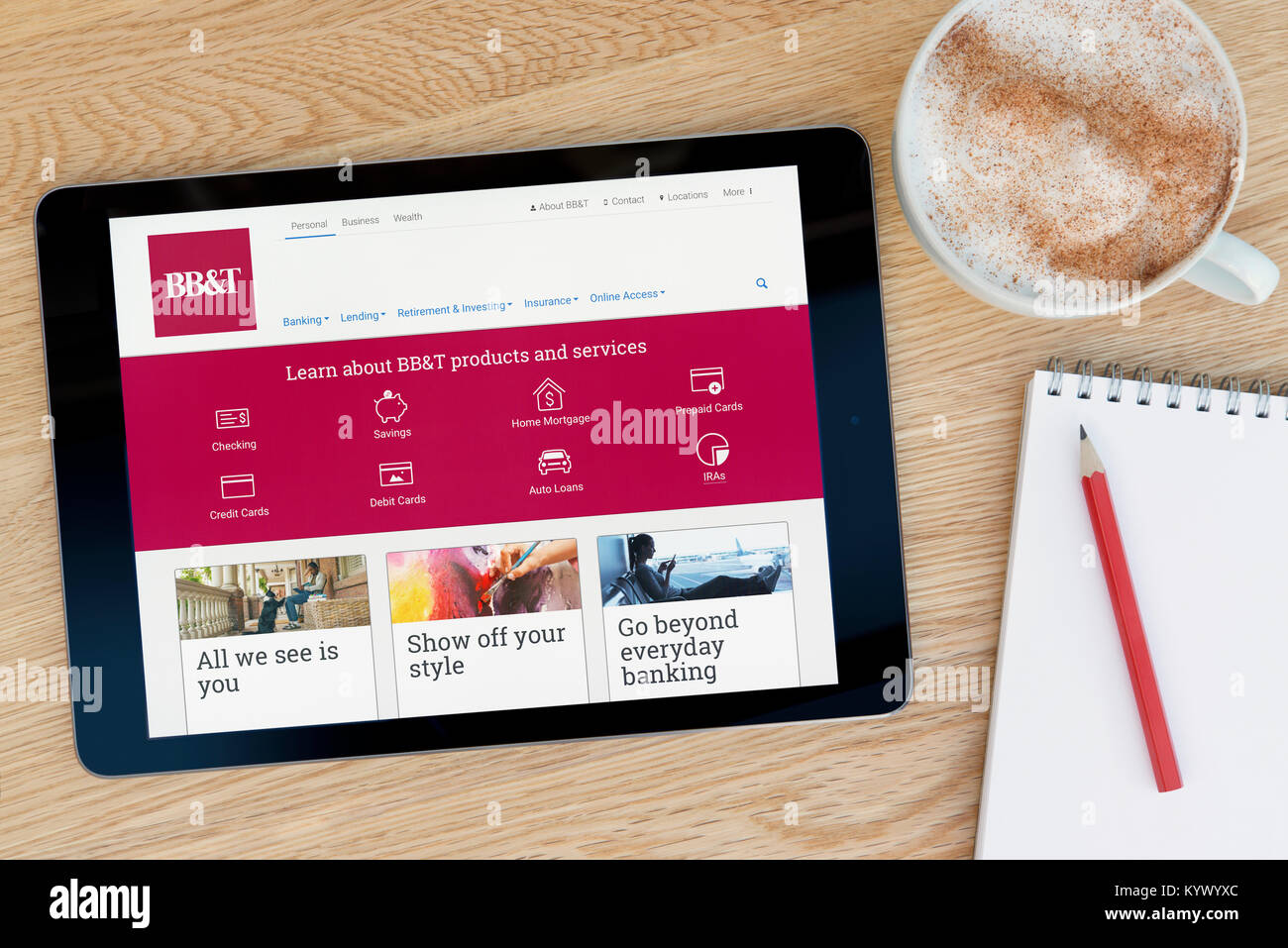 Il BB&T Corporation sito web su un tablet iPad, su di un tavolo di legno accanto a un blocco note, matita e tazza di caffè (editoriale solo) Foto Stock