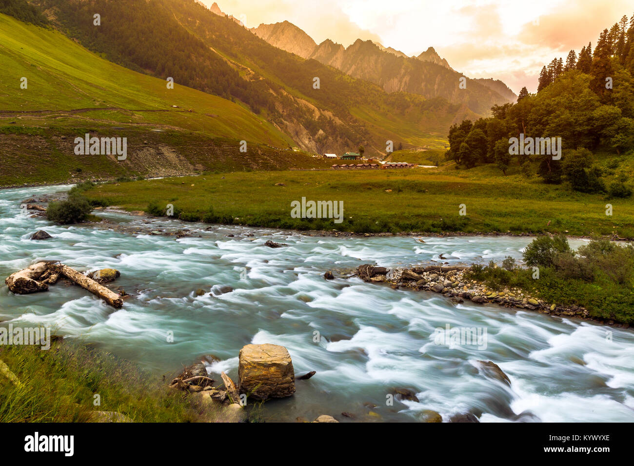 L'acqua che scorre a Hill Station di Sonamarg, Jammu e Kashmir. Valle dei Fiori, aqua marine fiumi e torrenti , il turchese, paesaggio, natura Foto Stock