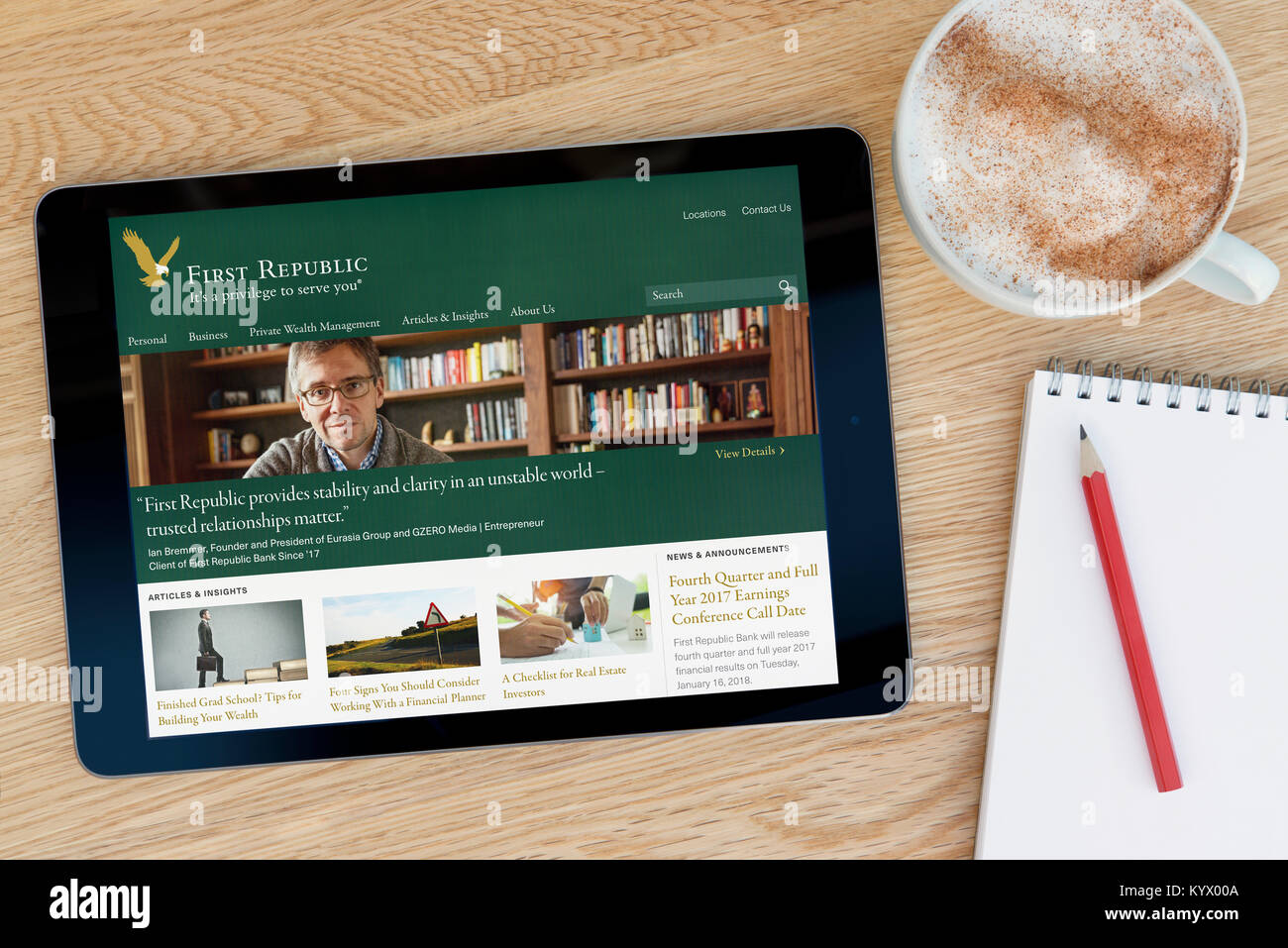 La Prima Repubblica sito web della banca su un tablet iPad, su di un tavolo di legno accanto a un blocco note, matita e tazza di caffè (editoriale solo) Foto Stock