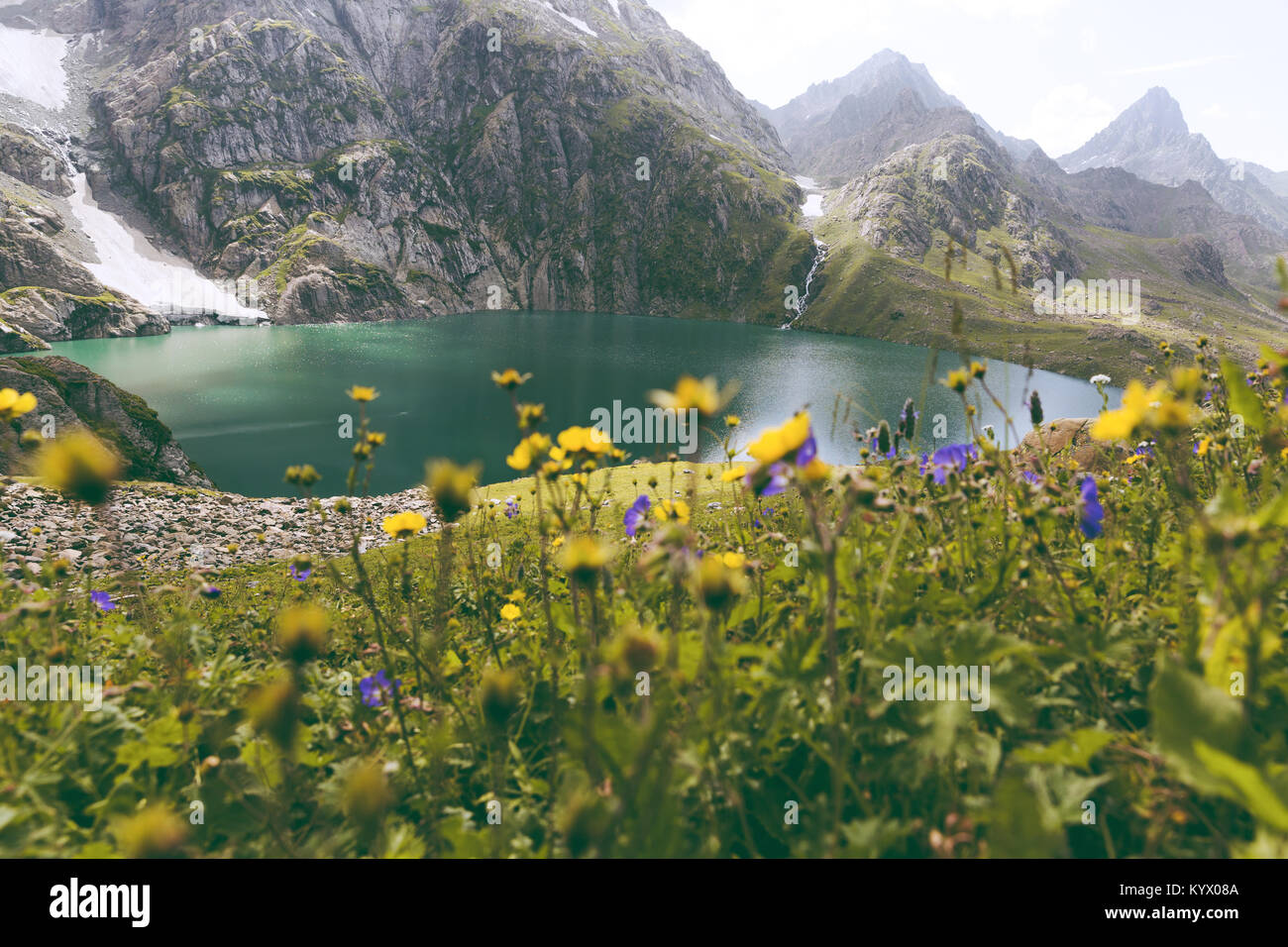 Bellissimo lago Gadsar in Kashmir grandi laghi trek in hill station di Sonamarg, Jammu e Kashmir. Valle dei Fiori, aqua marine tarn/lago, turchese, Foto Stock