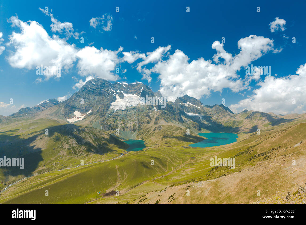Bellissimo lago Gangabal in Kashmir grandi laghi trek in hill station di Sonamarg, Jammu e Kashmir. Valle dei Fiori, aqua marine tarn/lago, turquois Foto Stock