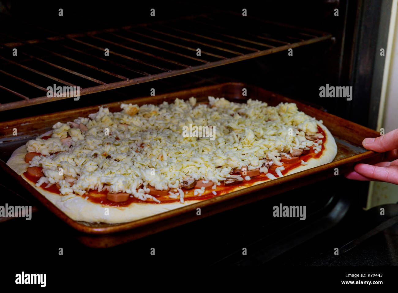 La cottura della pizza. La pizza cotta al forno è un forno ad alta  temperatura Foto stock - Alamy
