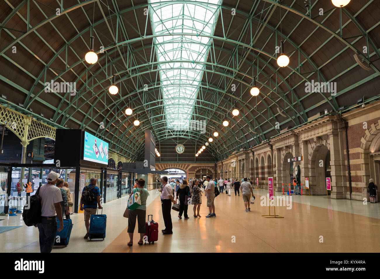 Interno del Grand Concourse con grande tetto con soffitto a volta, la Stazione Centrale di Sydney, NSW, Australia Foto Stock