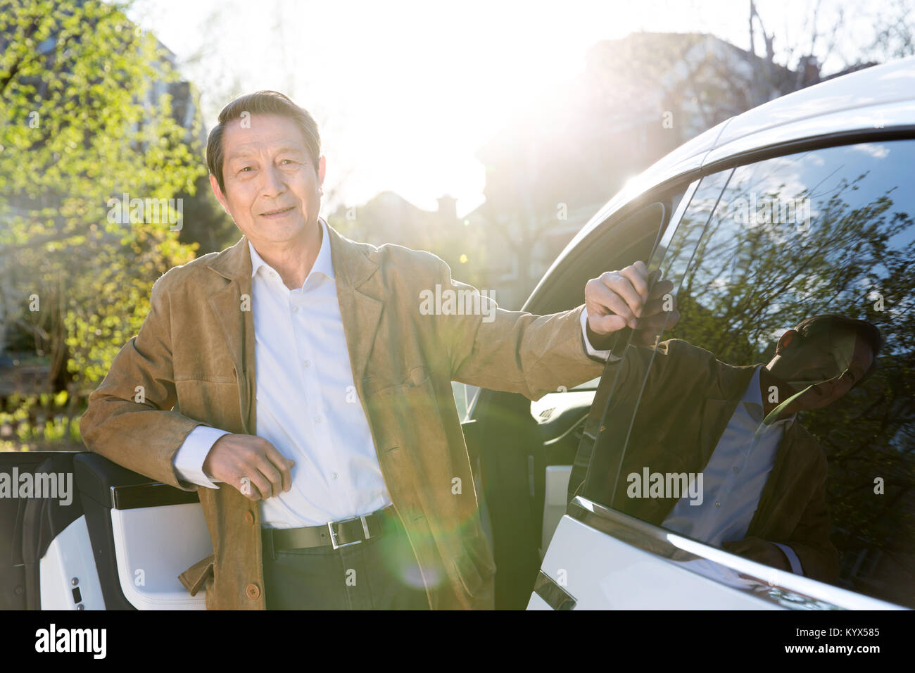 Il vecchio uomo si appoggia sopra la macchina Foto Stock