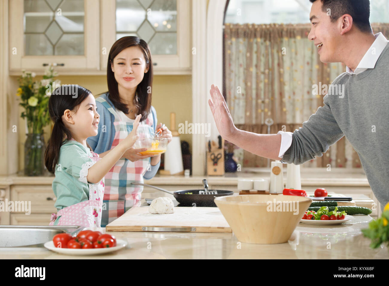 Felici le famiglie sono in cucina Foto Stock