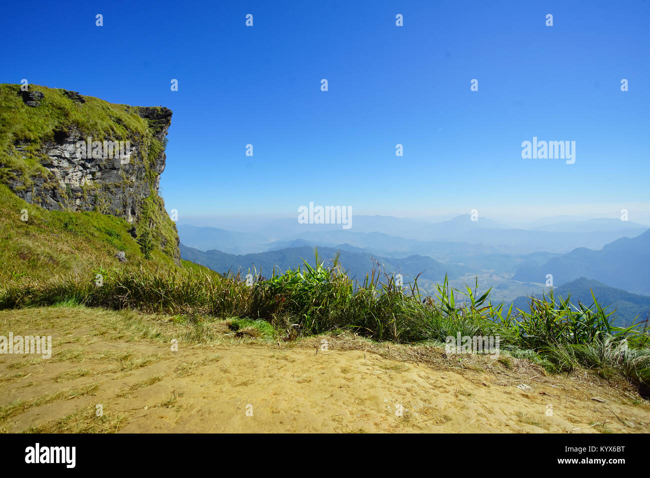 Montagna, foresta e cielo blu a Phu Chee Fa, Chiang Rai Thailandia Foto Stock