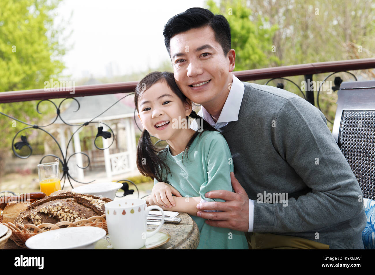 Padre e figlia sono avente la prima colazione sulla terrazza Foto Stock