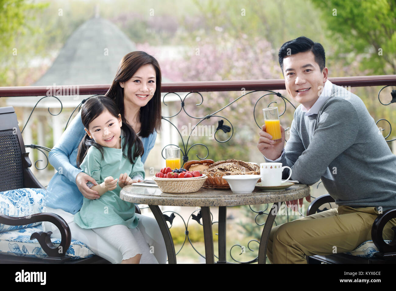 Famiglie felici di mangiare la prima colazione sulla terrazza Foto Stock