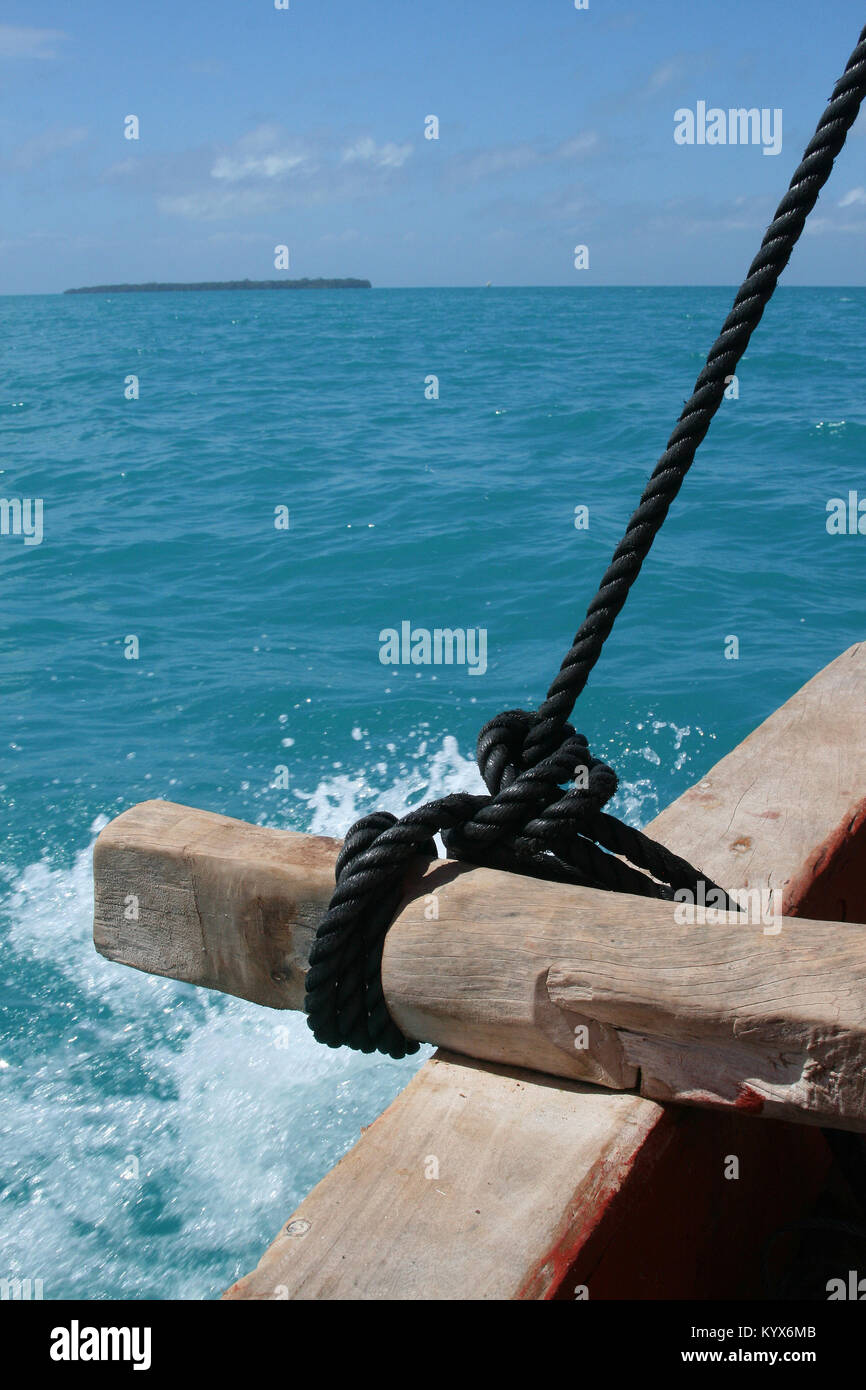 Barca da pesca al largo della costa di nessun nome isola, Zanzibar, Tanzania. Foto Stock