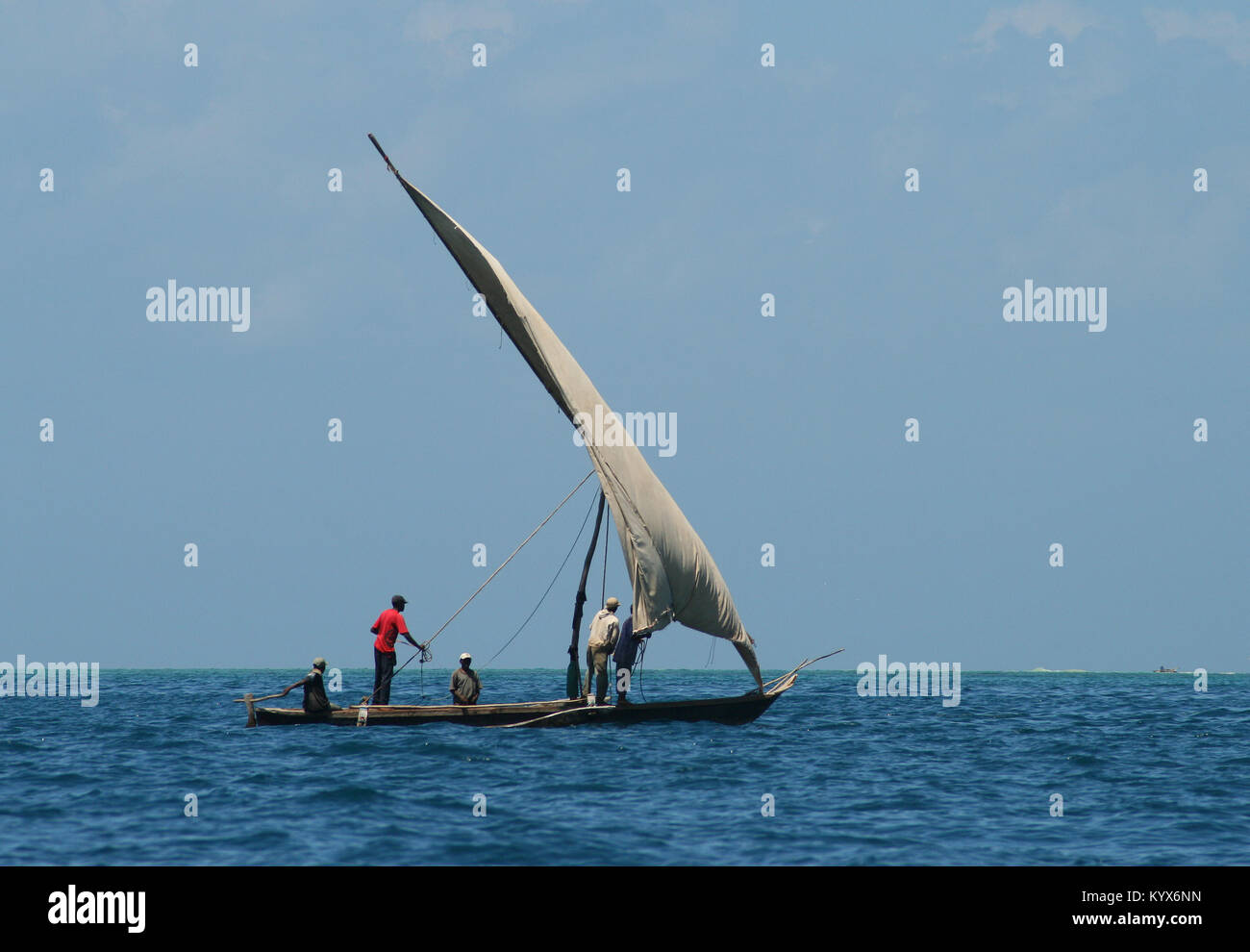 Dhow vela in mare, Zanzibar, Tanzania. Foto Stock