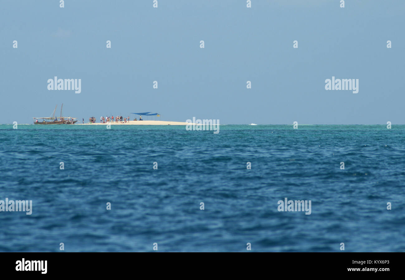 Dhow arrivando alla piccola isola deserta, Zanzibar, Tanzania. Foto Stock