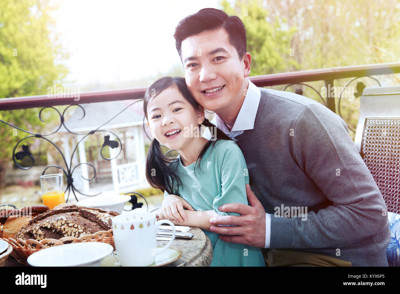 Padre e figlia sono avente la prima colazione sulla terrazza Foto Stock