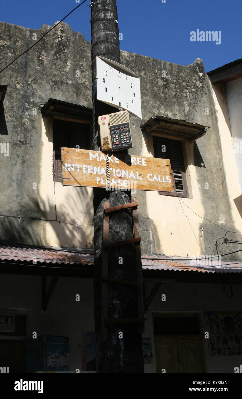 Silly scherzando pole invitante chiamate internazionali gratuite, Stone Town, Zanzibar, Tanzania. Foto Stock