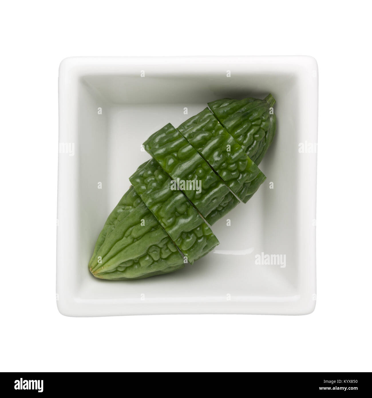 Gourd amaro in una ciotola quadrata isolati su sfondo bianco Foto Stock
