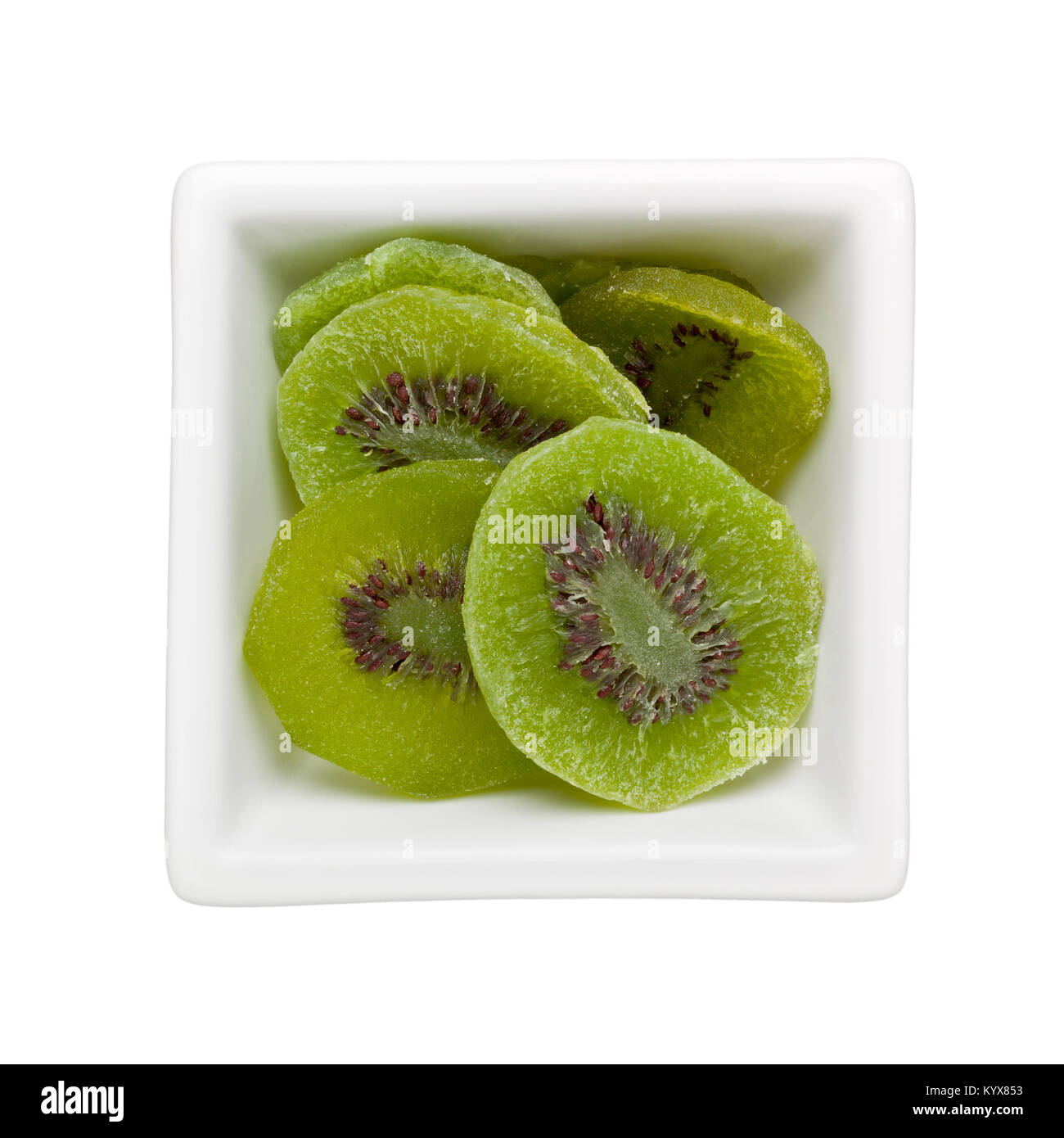 Pezzi di canditi di kiwi in un recipiente quadrato isolato su sfondo bianco Foto Stock