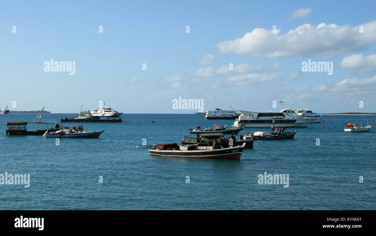 Le navi a vela in mare, Stone Town, Zanzibar, Tanzania. Foto Stock